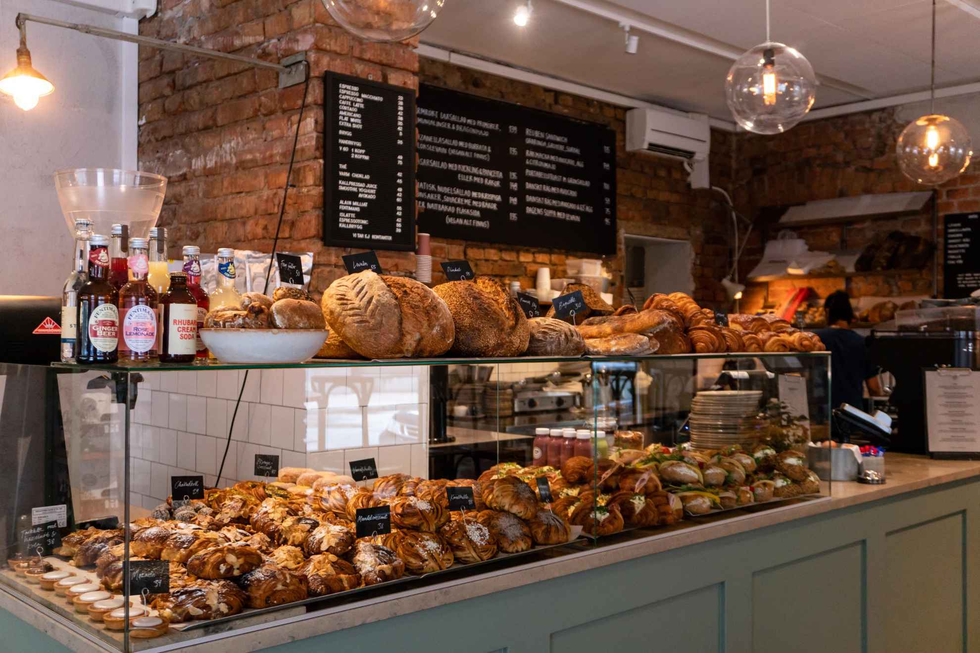 Die Theke des Café Pascal in Stockholm ist mit Sandwiches, Brötchen und Gebäck gefüllt.