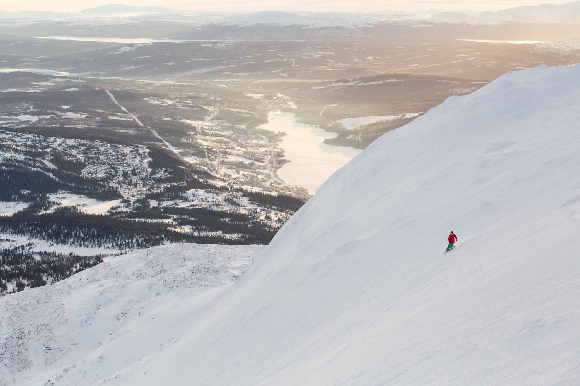 Eine Person fährt Ski in Åre.