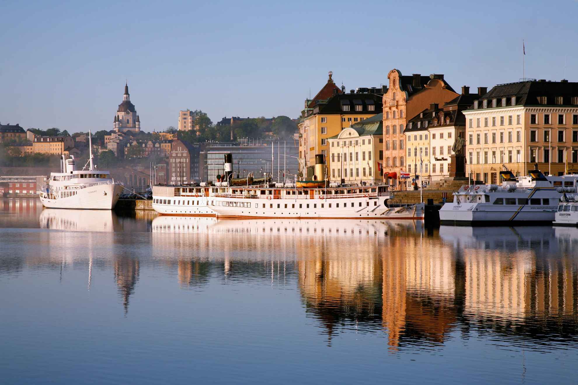 Der Hafen Skeppsbron in der Stockholmer Altstad. Zahlreiche Fähren legen am Hafen an. Die Altbauten der Stockholmer Innenstadt sind im Hintergrund.