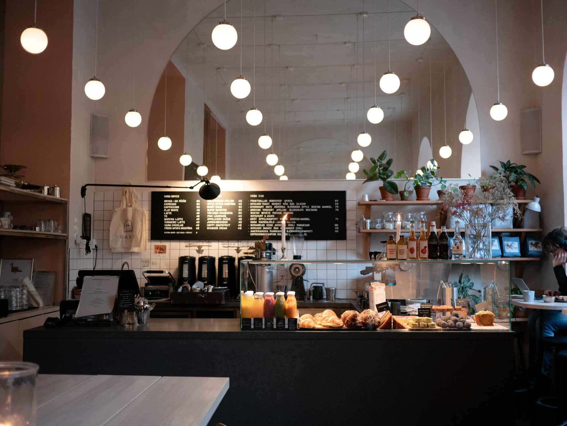 Die Ausgabetheke im Gast Café in Stockholm mit Brötchen, Brot, Gebäck und verschiedenen Erfrischungsgetränken.