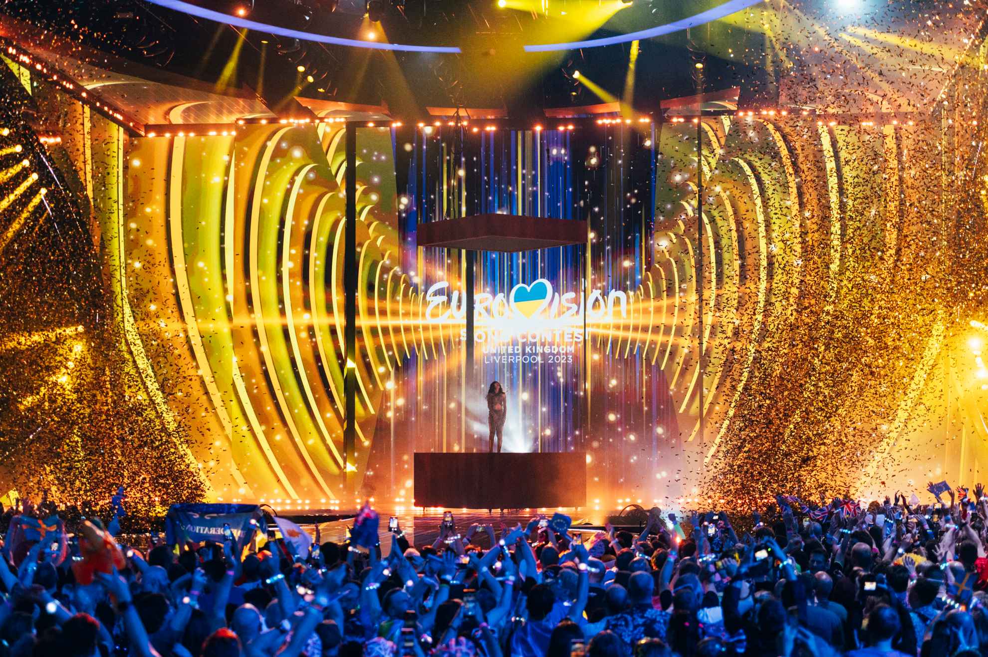 Die schwedische Sängerin Loreen steht nach ihrem Sieg im Jahr 2023 auf der Bühne der Eurovision Song Contest-Trophäe.