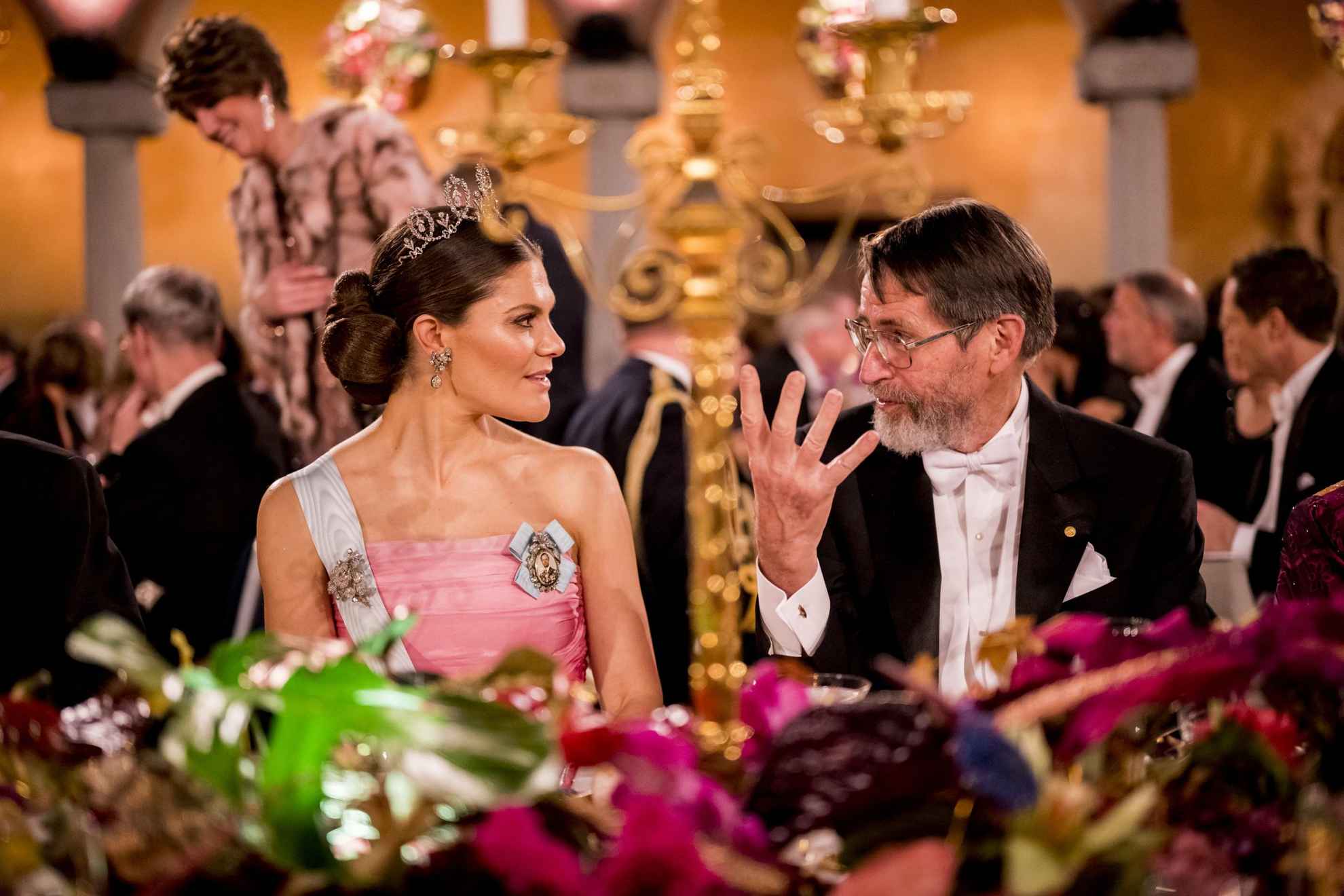 Kronprinzessin Victoria führt während des Nobelbanketts ein Gespräch mit dem Mann, der neben ihr sitzt.