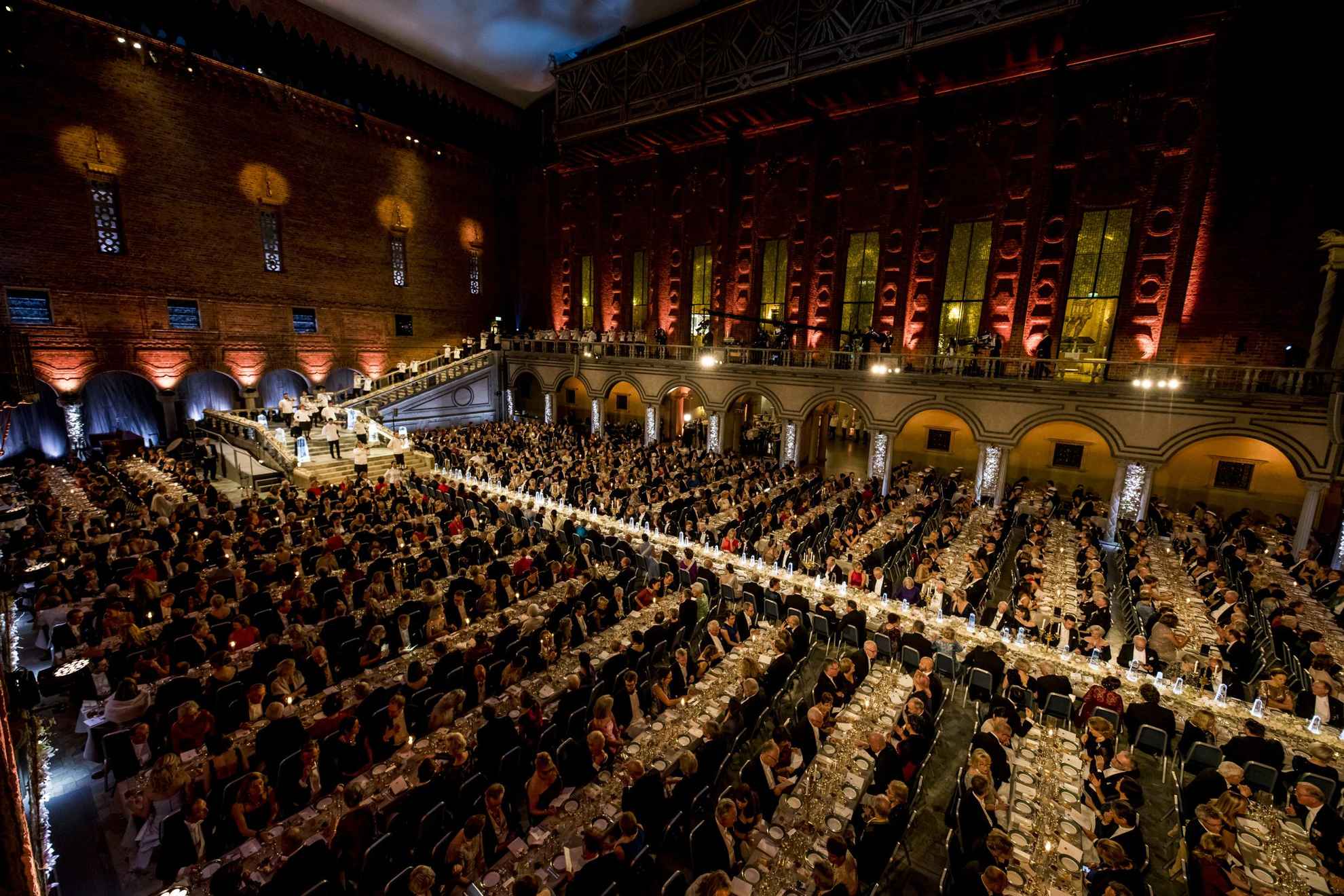 Ein riesiger Saal mit mehreren Tischen mit Gästen während des Nobelbanketts.
