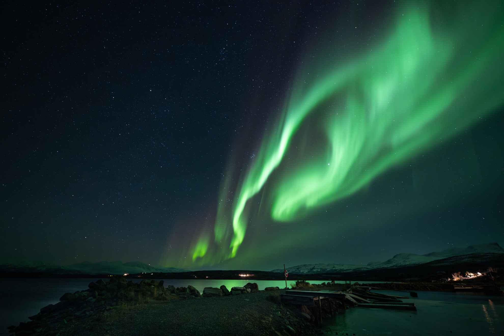 Nordlichter tanzen über den Himmel Kirunas.