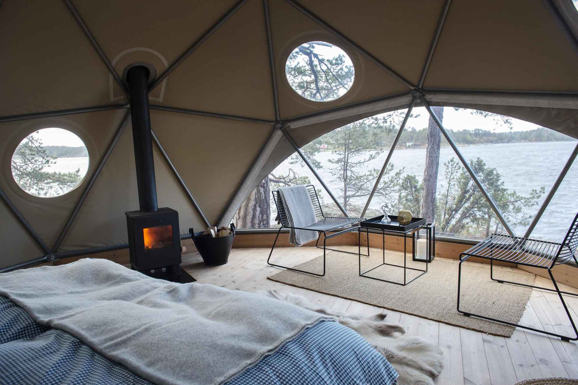 Ein luxuriöses Zelt mit Blick über die Schären - eine von vielen Möglichkeiten für deinen Glamping Urlaub in Schweden.