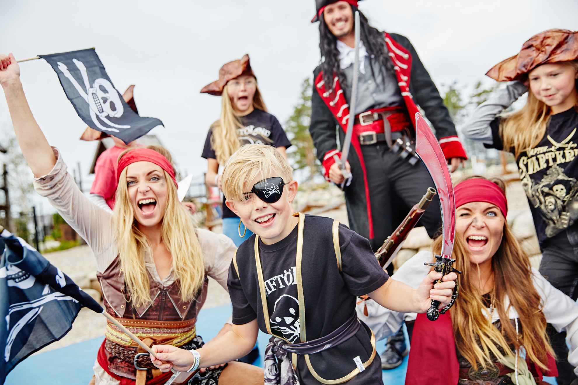 Kinder und Jugendliche als Piraten verkleidet im Daftöland in Strömstad.