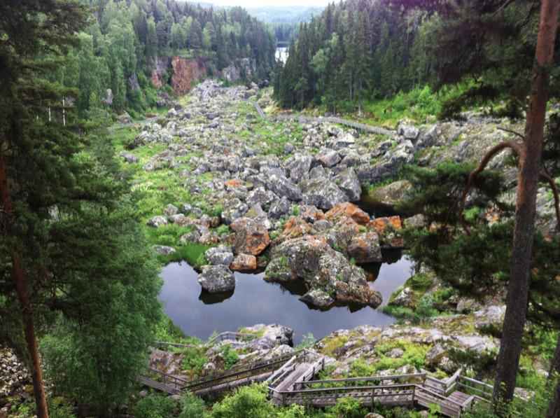 Felsen und Geröll liegen in dem, was einst ein Fluss war. Durch das Areal führt ein Holzsteg.