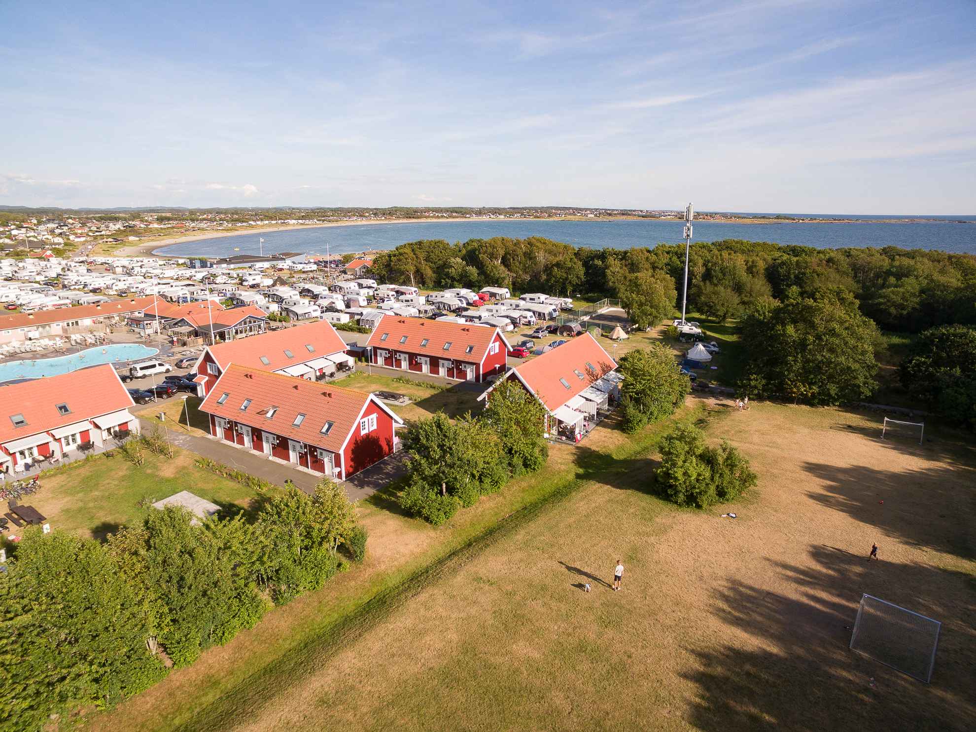 Eine Luftaufnahme der Destination Apelviken. Zahlreiche Ferienhäuser stehen am Ufer des Kattegatt.