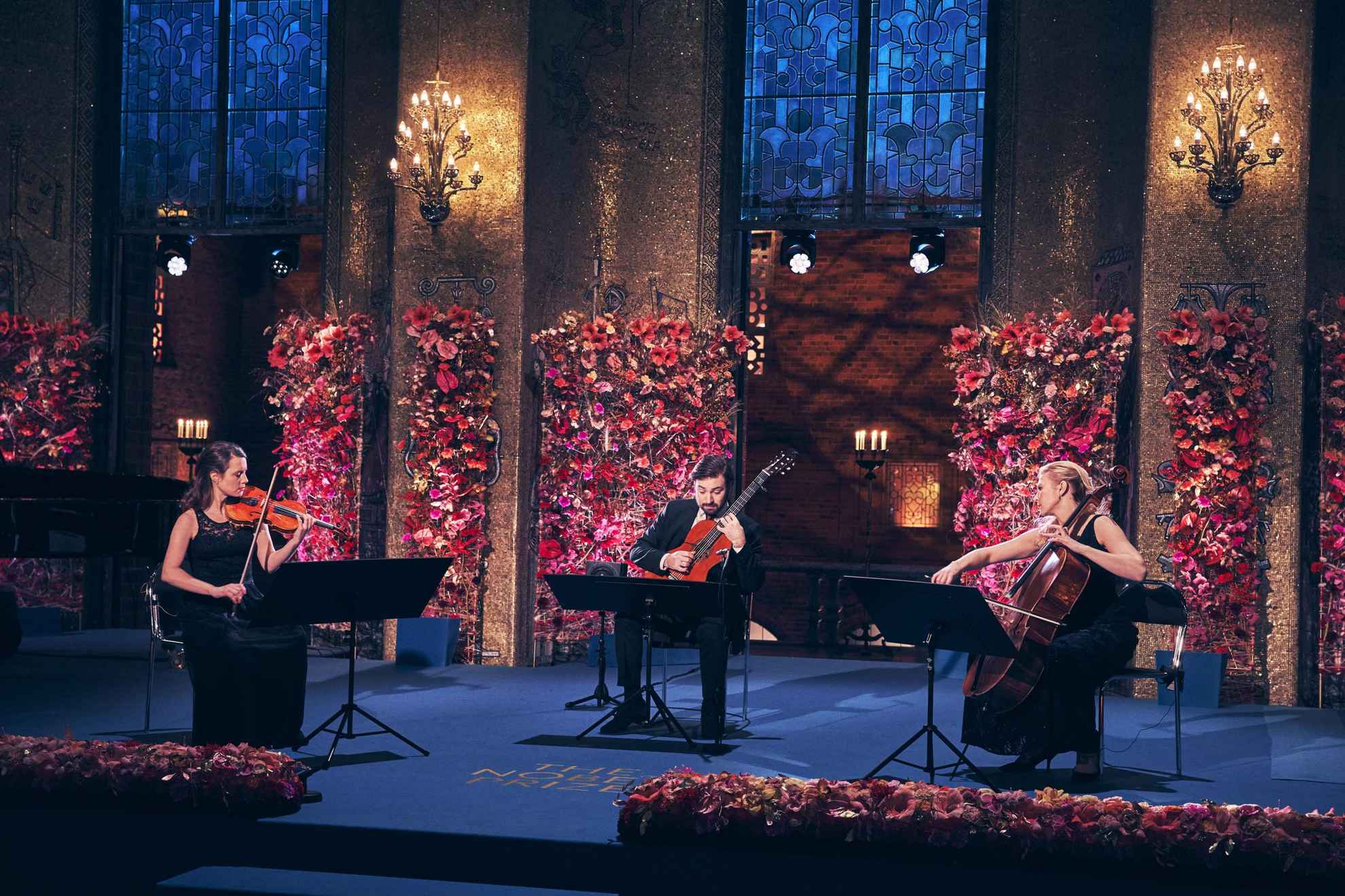 Ein Gitarrist, eine Cellistin und eine Violinistin bei der Nobelpreisverleihung.