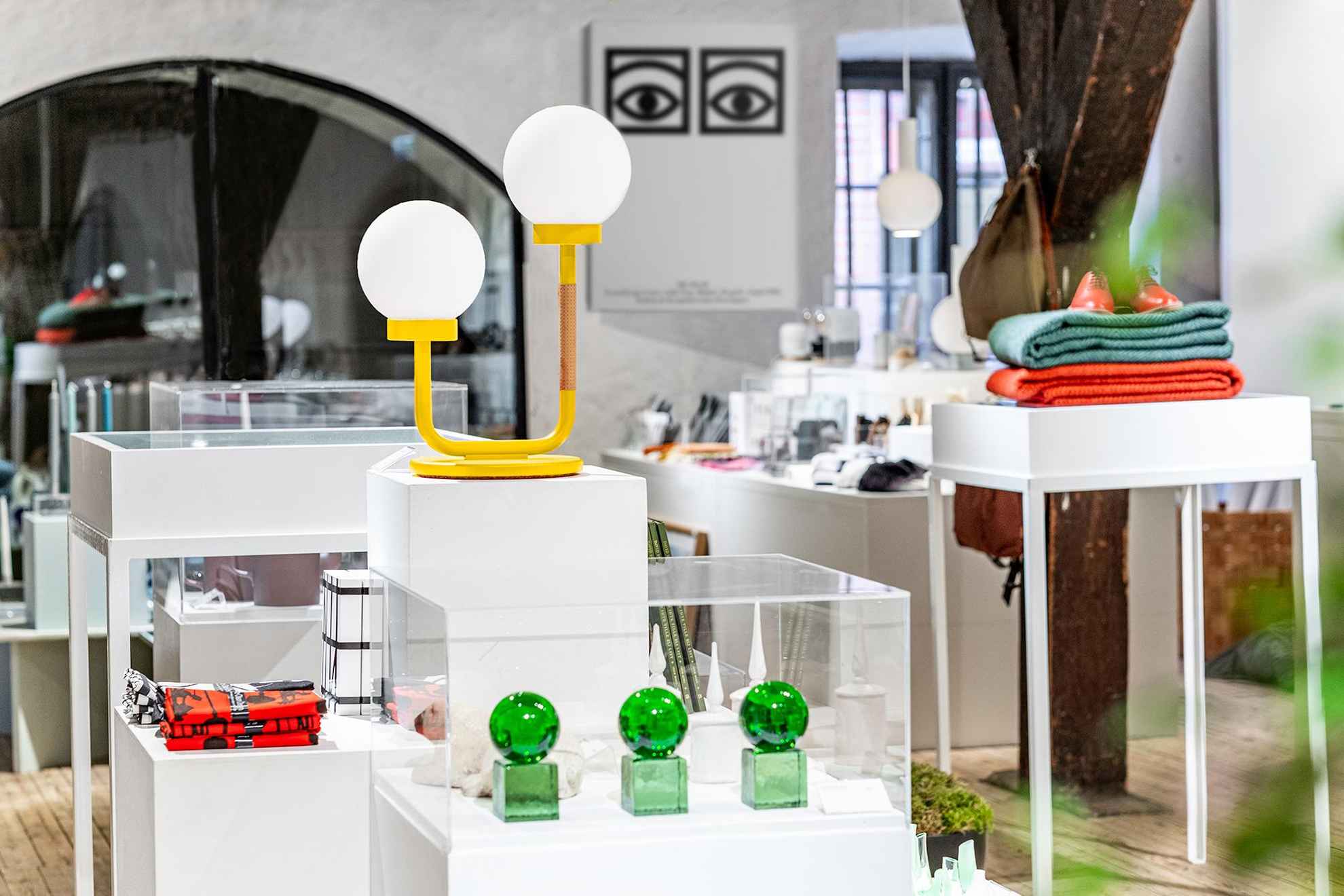 Der Shop des Form/Design Zentrums. Viele ausgestellte Designobjekte, wie Lampen, Glaskunst und andere Gegenstände.