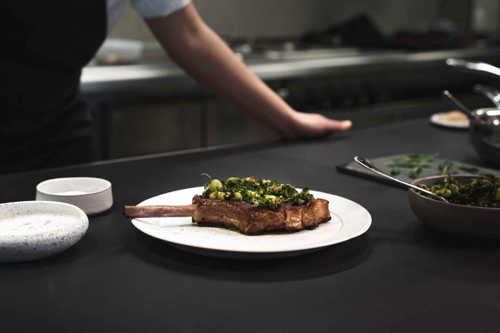 Ein Stück Fleisch liegt zubereitet auf einem weißen Teller im Restaurant Freyja in Stockholm.