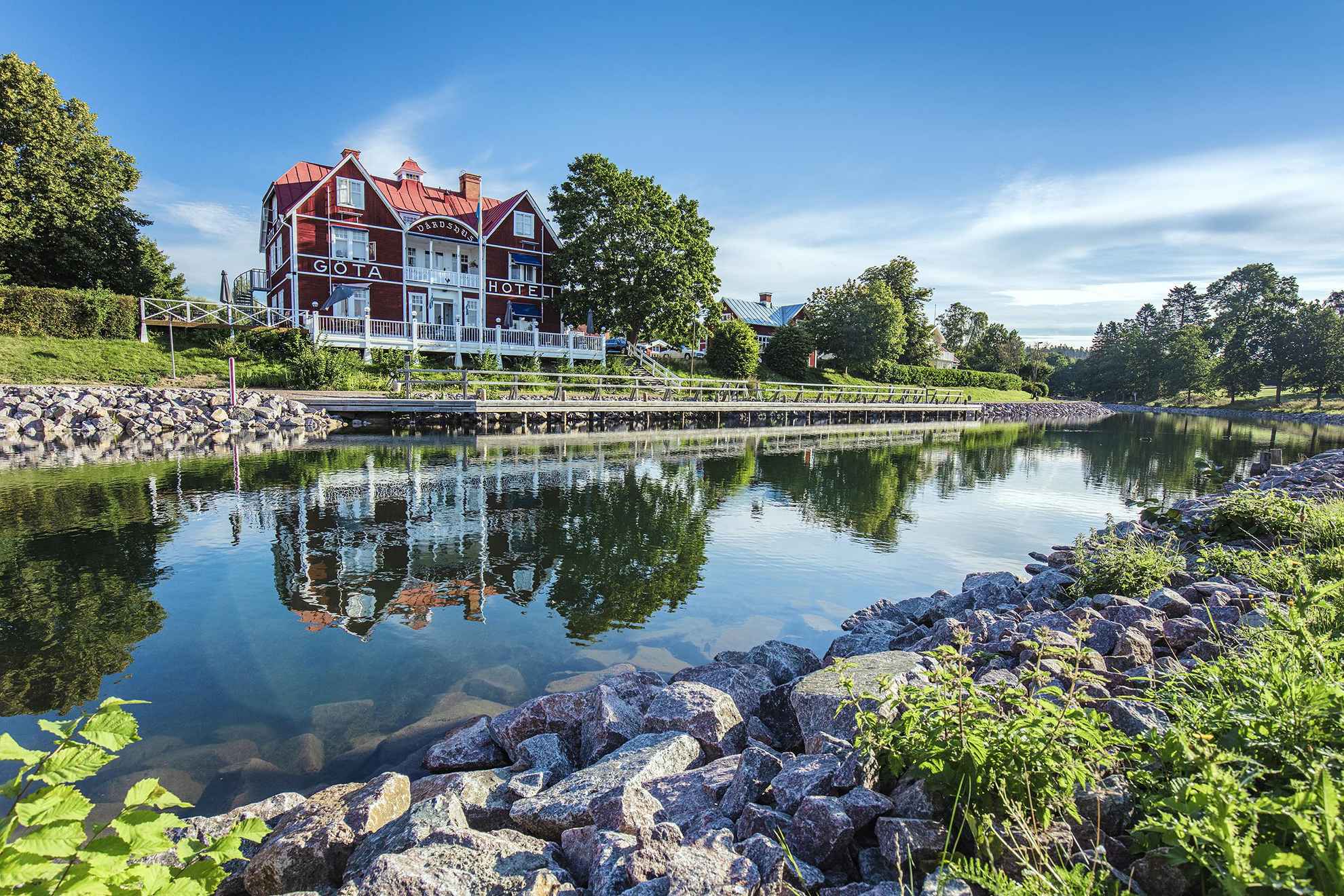 Das rote Holzhaus des Göta Hotels, das am Göta Kanal liegt.