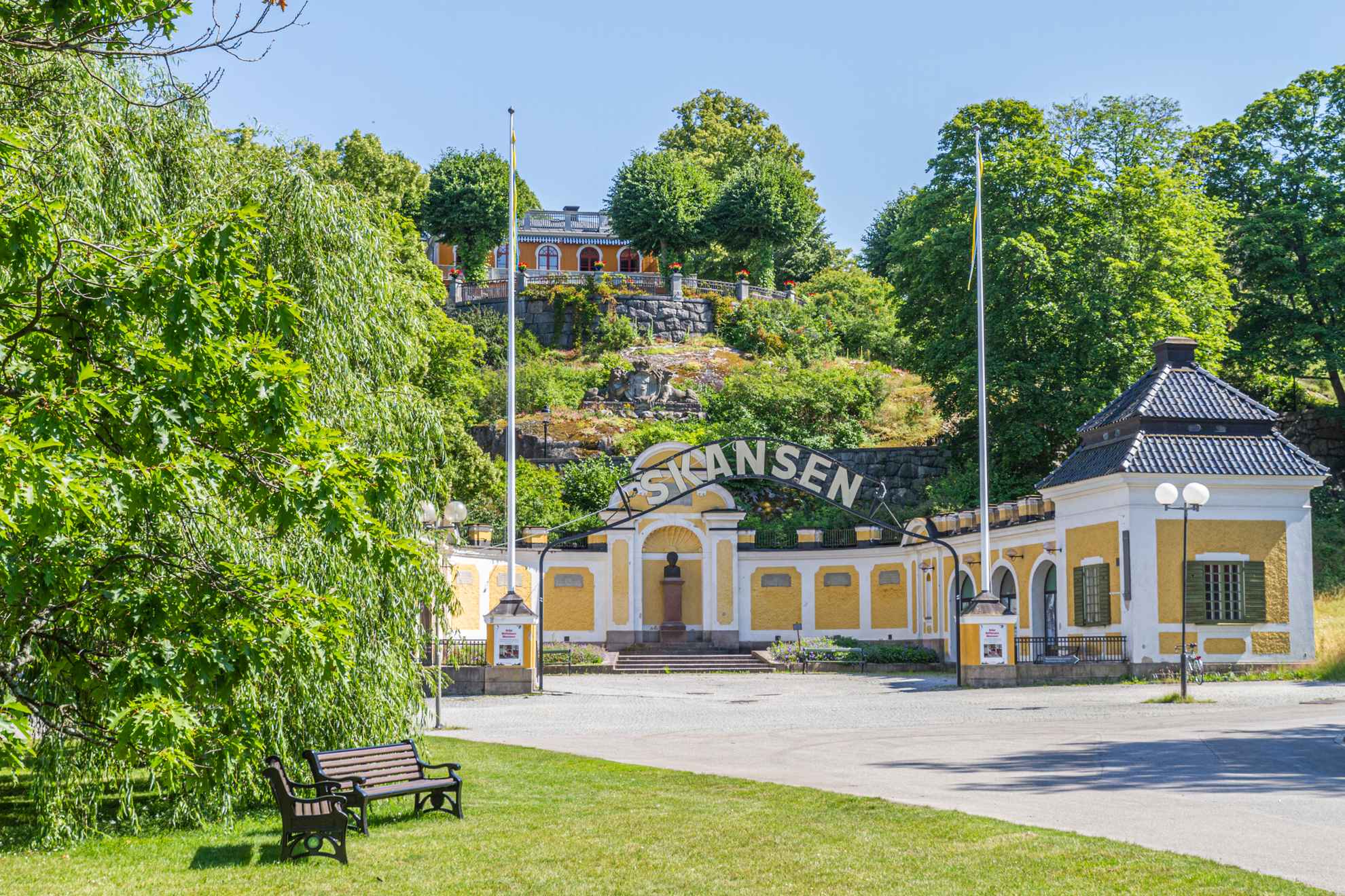 Die Hazeliusporten des Skansen Freilichtmuseums in Stockholm an einem sonnigen Sommertag.