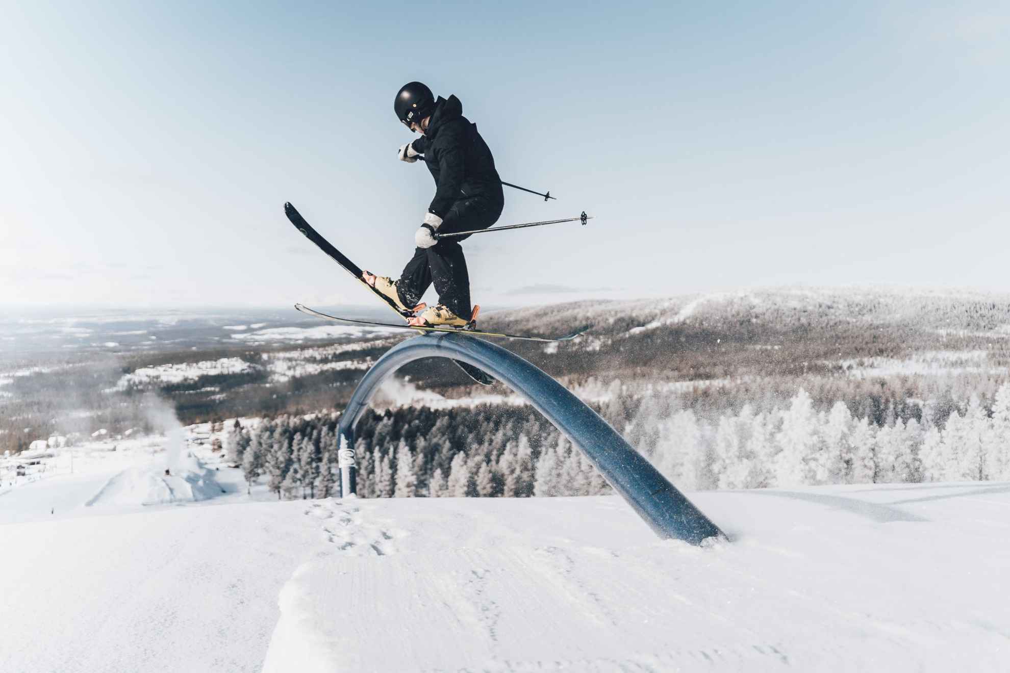 Ein Skifahre fährt über eine Skirampe im Idre fjäll Skigebiet in Dalarna