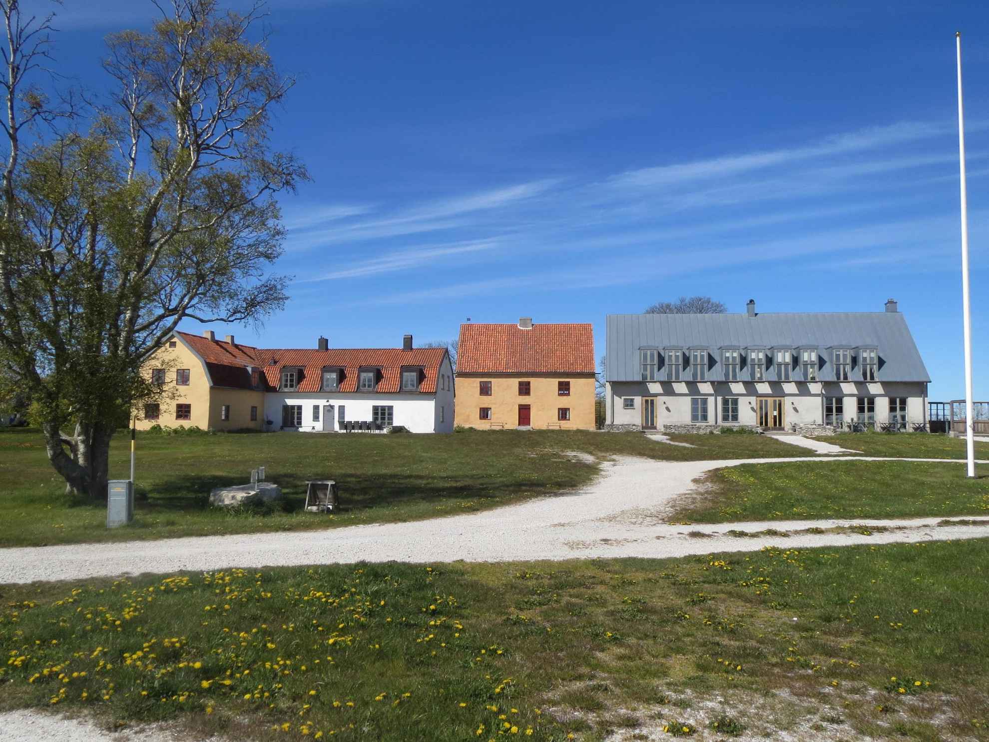 Häuser wie Stora Gåsemora stehen am Ende einer Schotterstraße