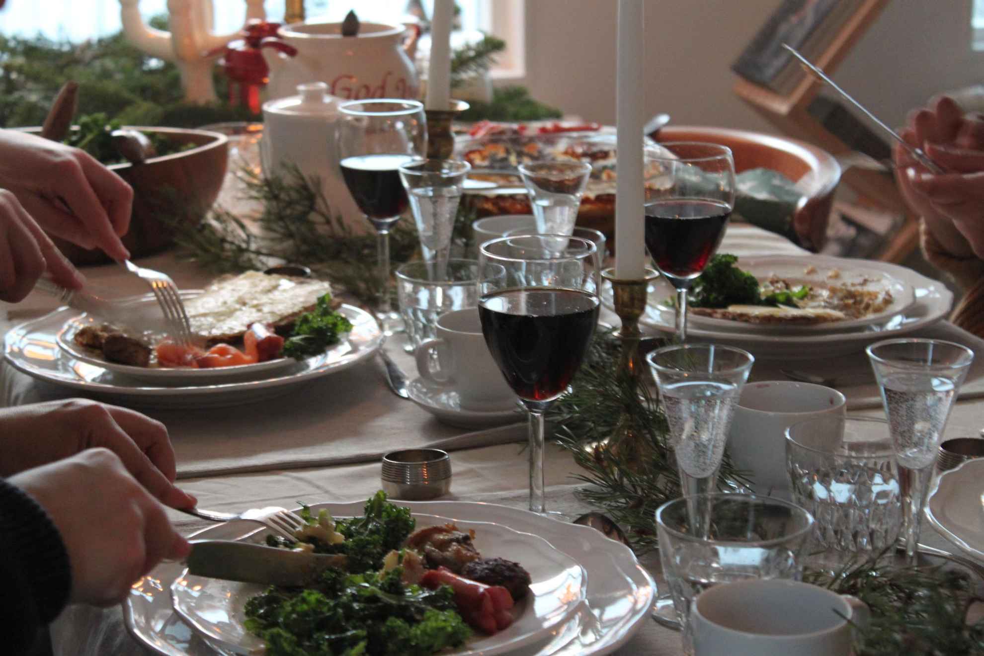 Ein gedeckter Tisch mit zahlreichen Gerichten.