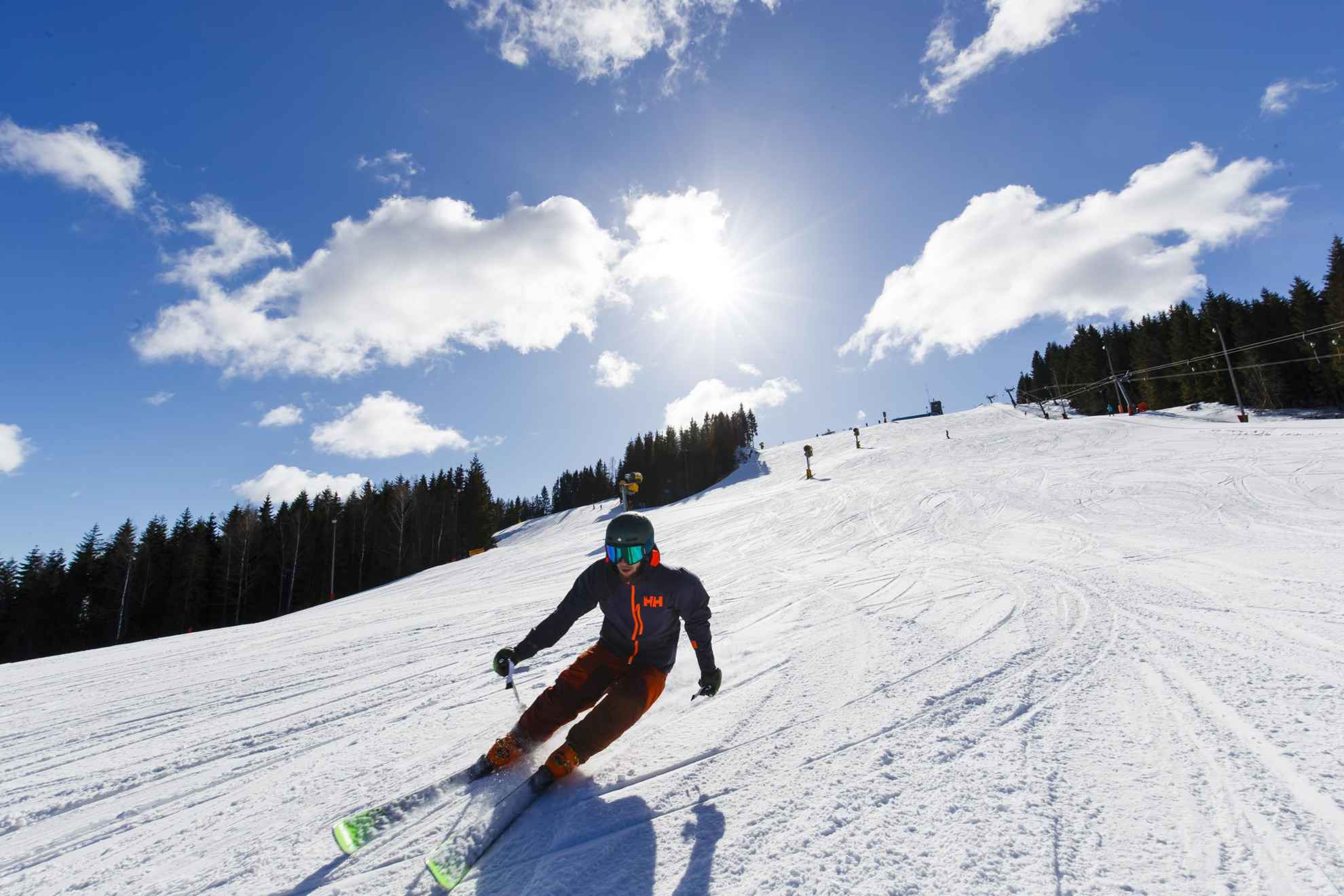 Eine Person Ski Alpin an einem sonnigen Wintertag.