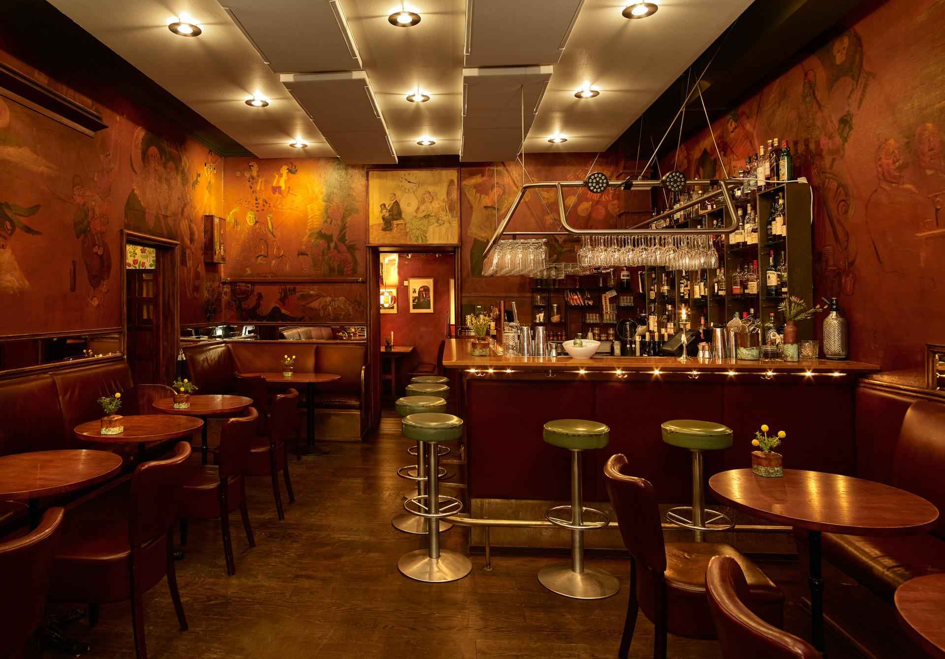 Die Bar im Konstnärsbaren mit dunklen Holzmöbeln.