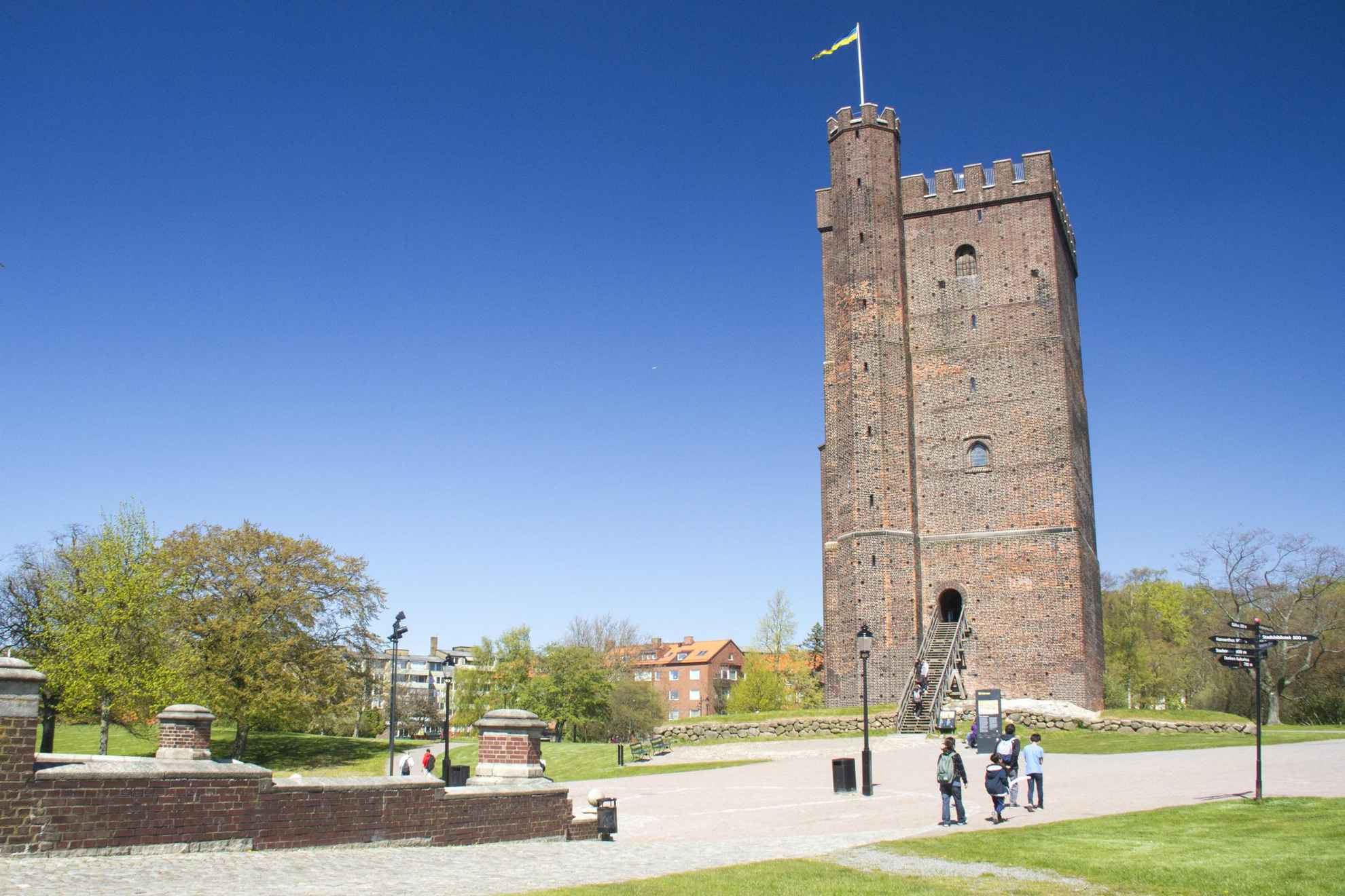 Die mittelalterliche Festung Kärnan Tower im Zentrum von Helsingborg. Einige Leute gehen auf der Treppe zum Turm und einige Leute gehen vorbei.