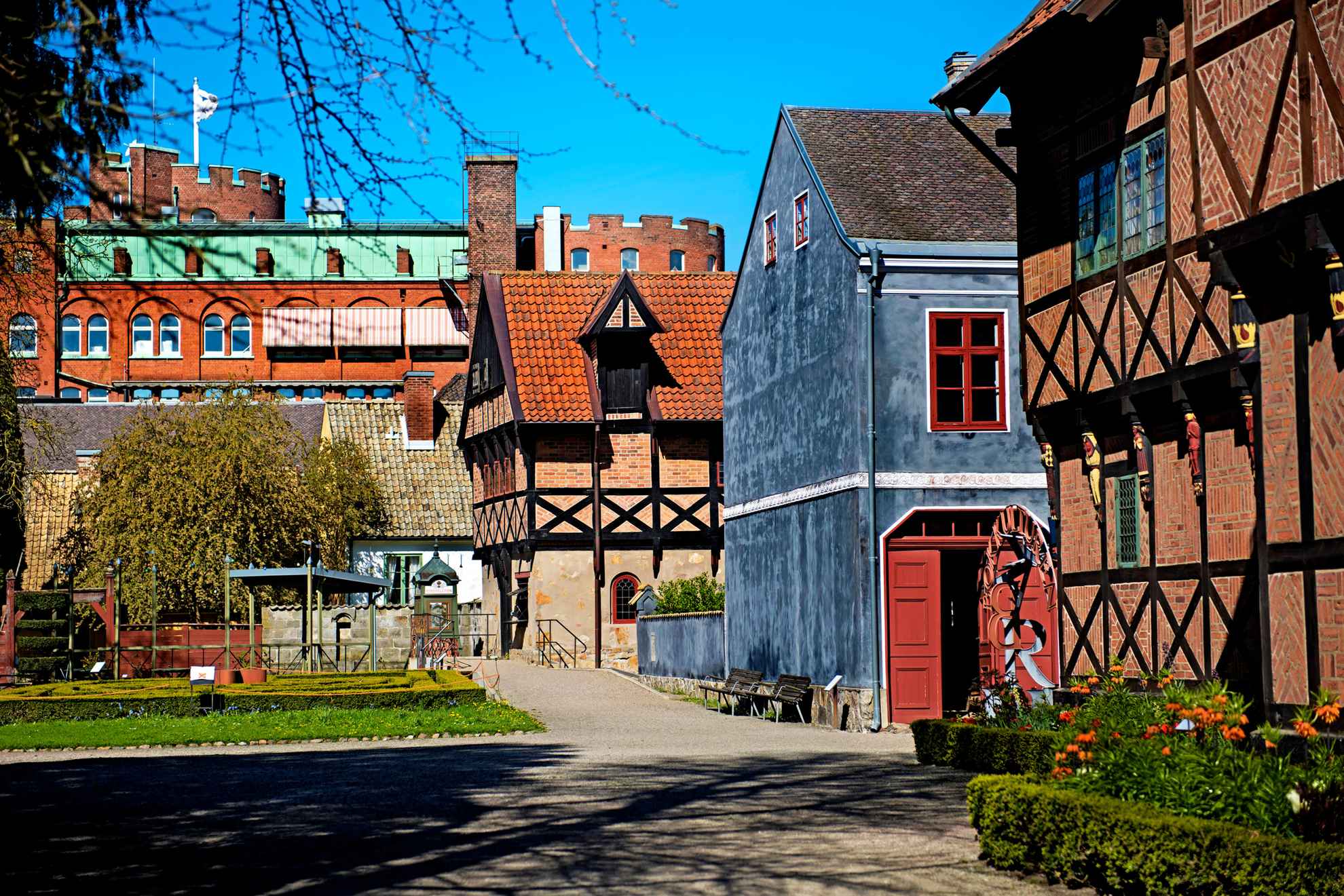 Alte bunte Häuser stehen aneinander gereit in Lund.