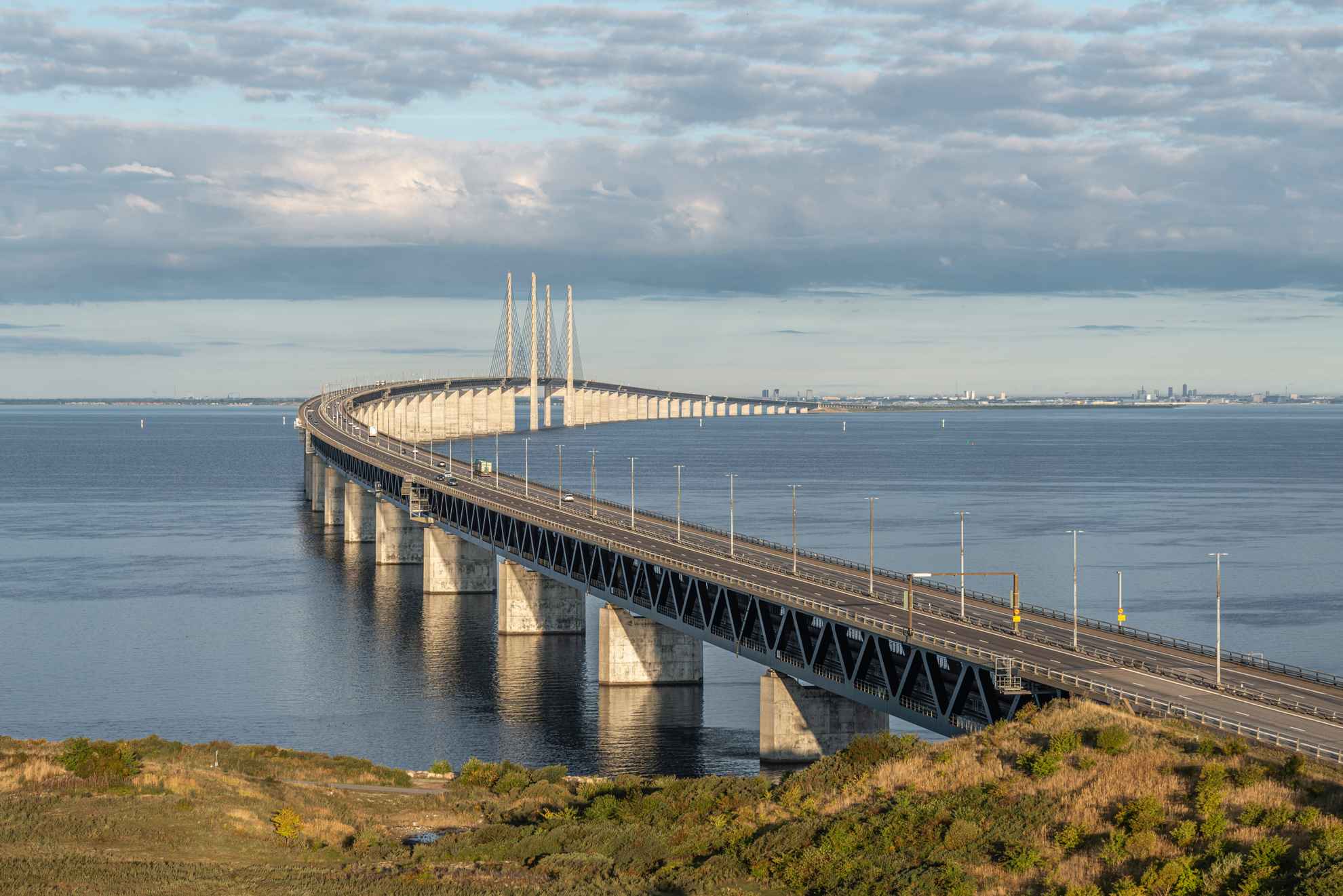Eine Aufnahme der Öresundbrücke, eine lange Brücke, die über das Meer führt.