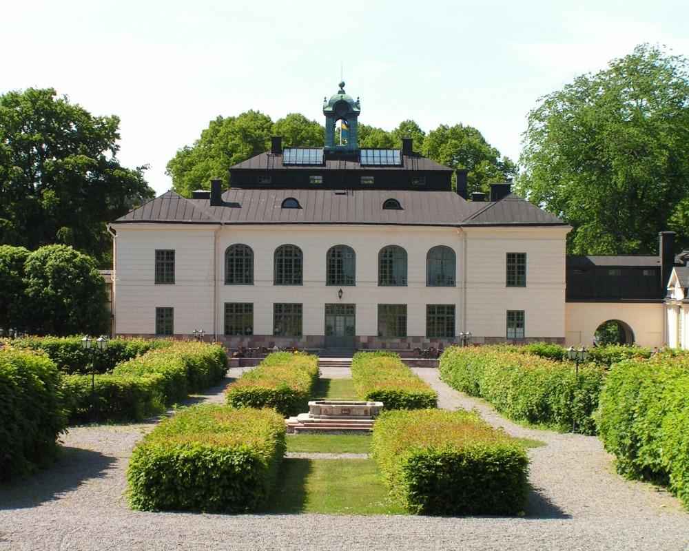 Der Garten vor einem Schloss in Näsby im Sommer.