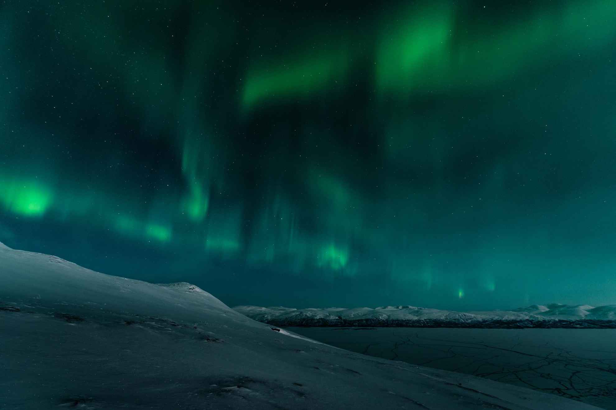 Nordlicht über den Bergen in Schwedisch Lappland.
