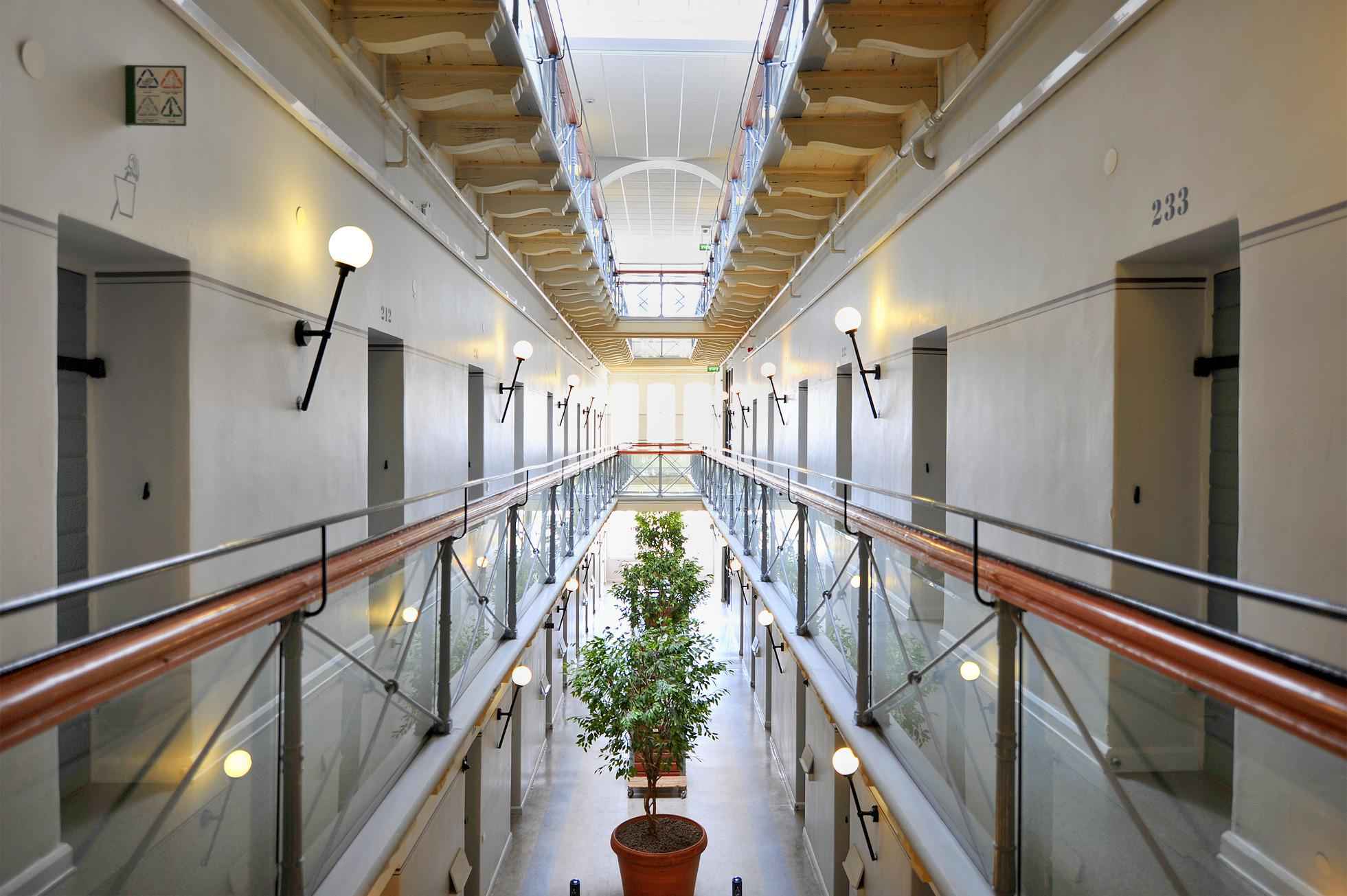 Ein langer Korridor mit Türen auf beiden Seiten im Inneren des STF Långholmen Vandrarhem, das früher ein Gefängnis war.