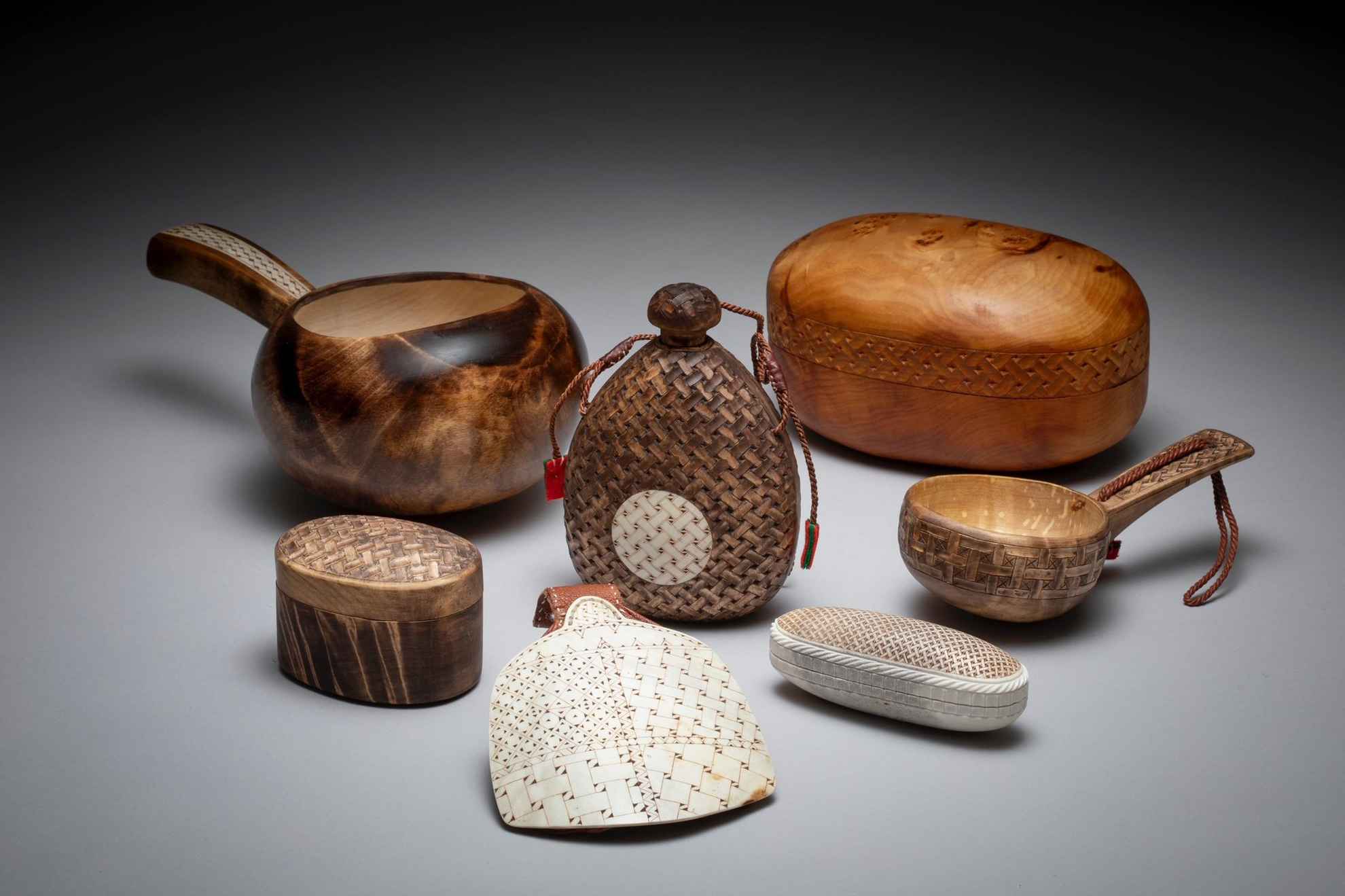 Samisches Kunsthandwerk wie Flaschen, Schalen und Dosen aus Holz und mit Rentierhorn versetzt.