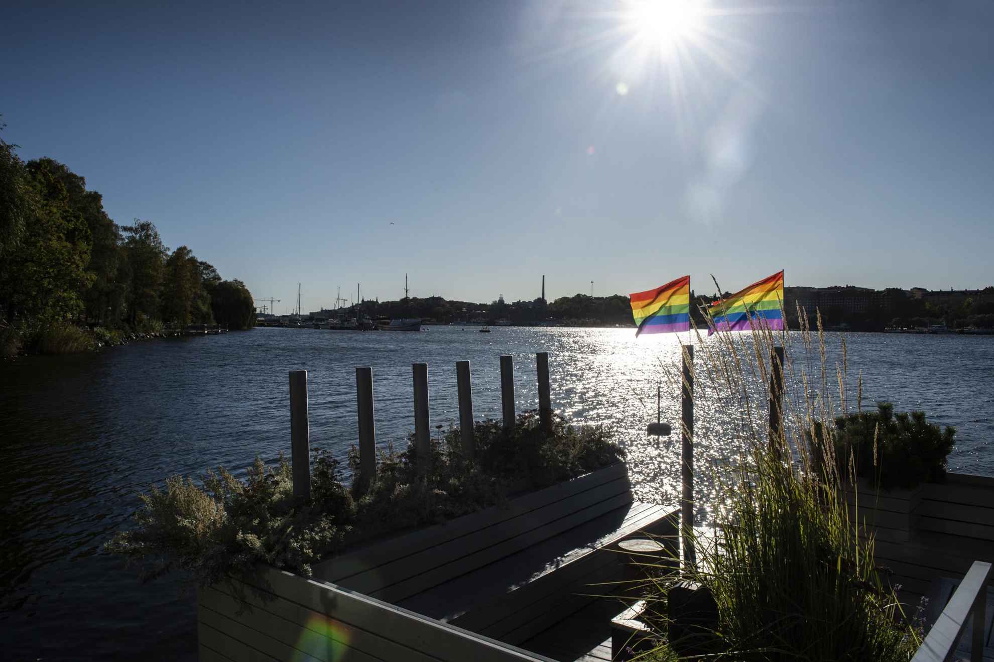 Regenbogenflaggen vor dem Mälarpaviljongen, Stockholm