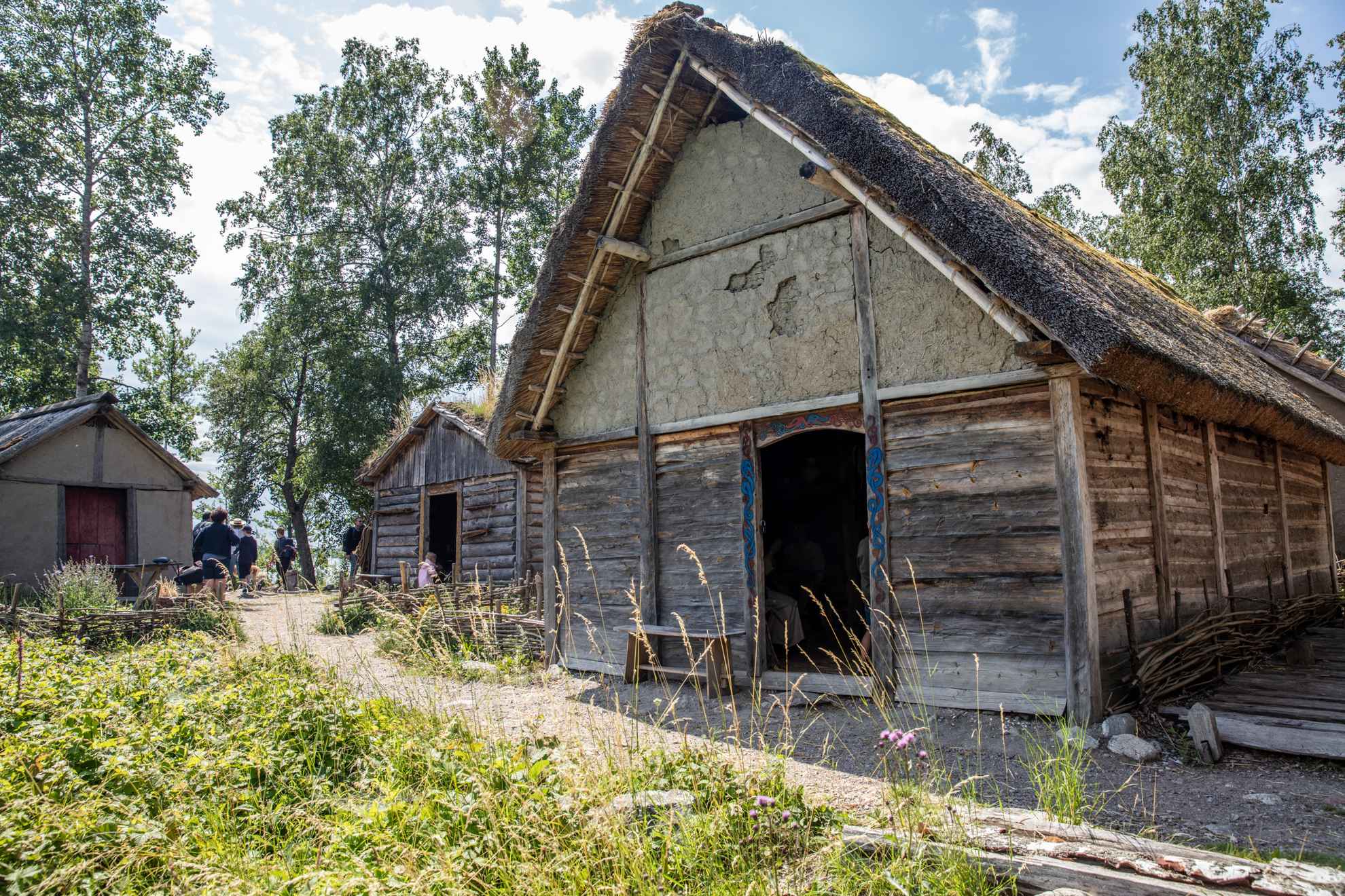 Zwei Holzhäuser  im Stil der Wikinger mit Strohdach in Birka.