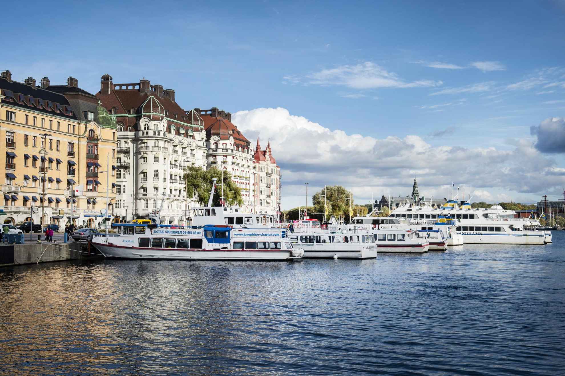 Boote am Nybrokajen in der City von Stockholm