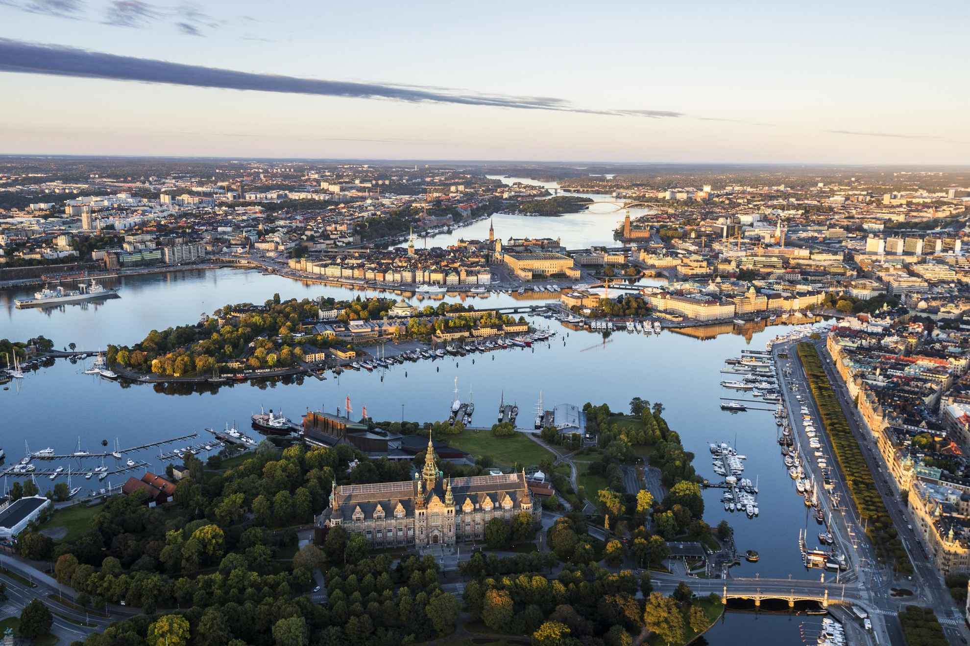 Eine Luftaufnahme Stockholms im Sommer.