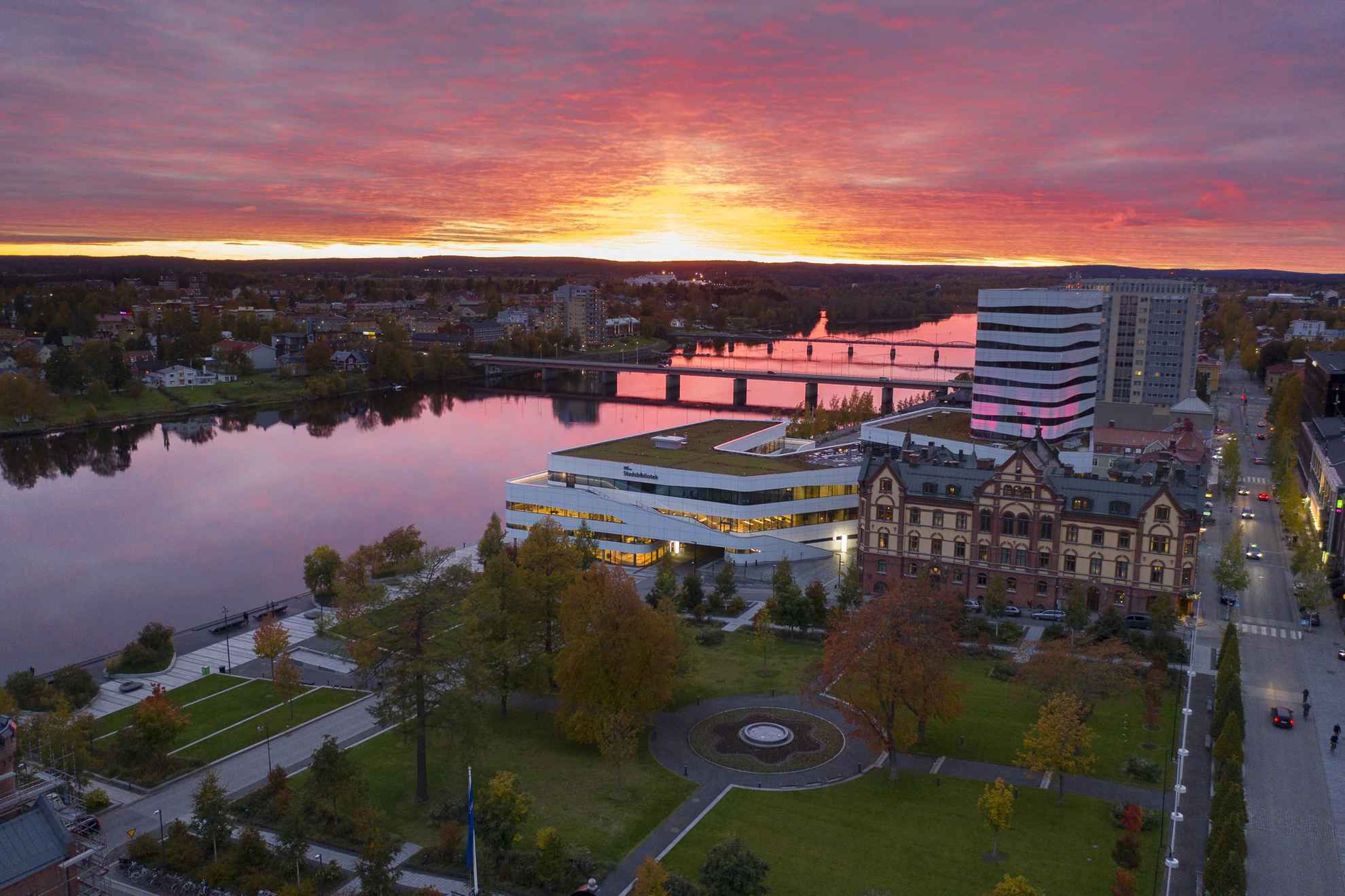 Sonnenuntergang über dem Fluss und der Stadt in Umeå.