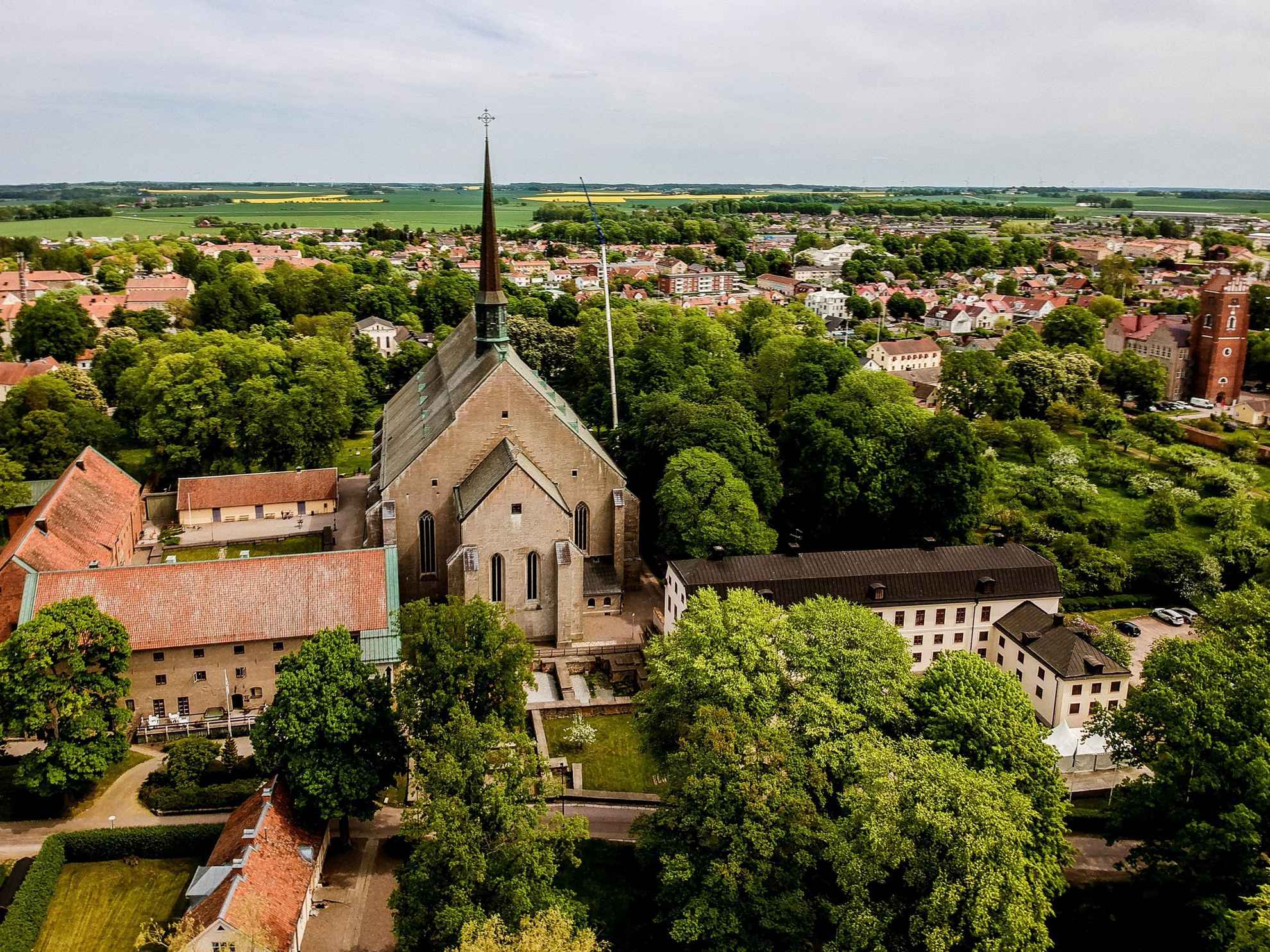 Luftaufnahme des Klosters in Vadstena, umgeben von Grün im Sommer.