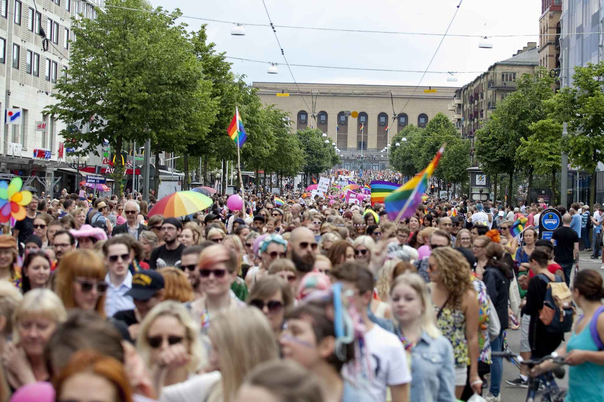 Viele Menschen demonstrieren in Göteborg , ein paar Regenbogenfahren werden getragen.