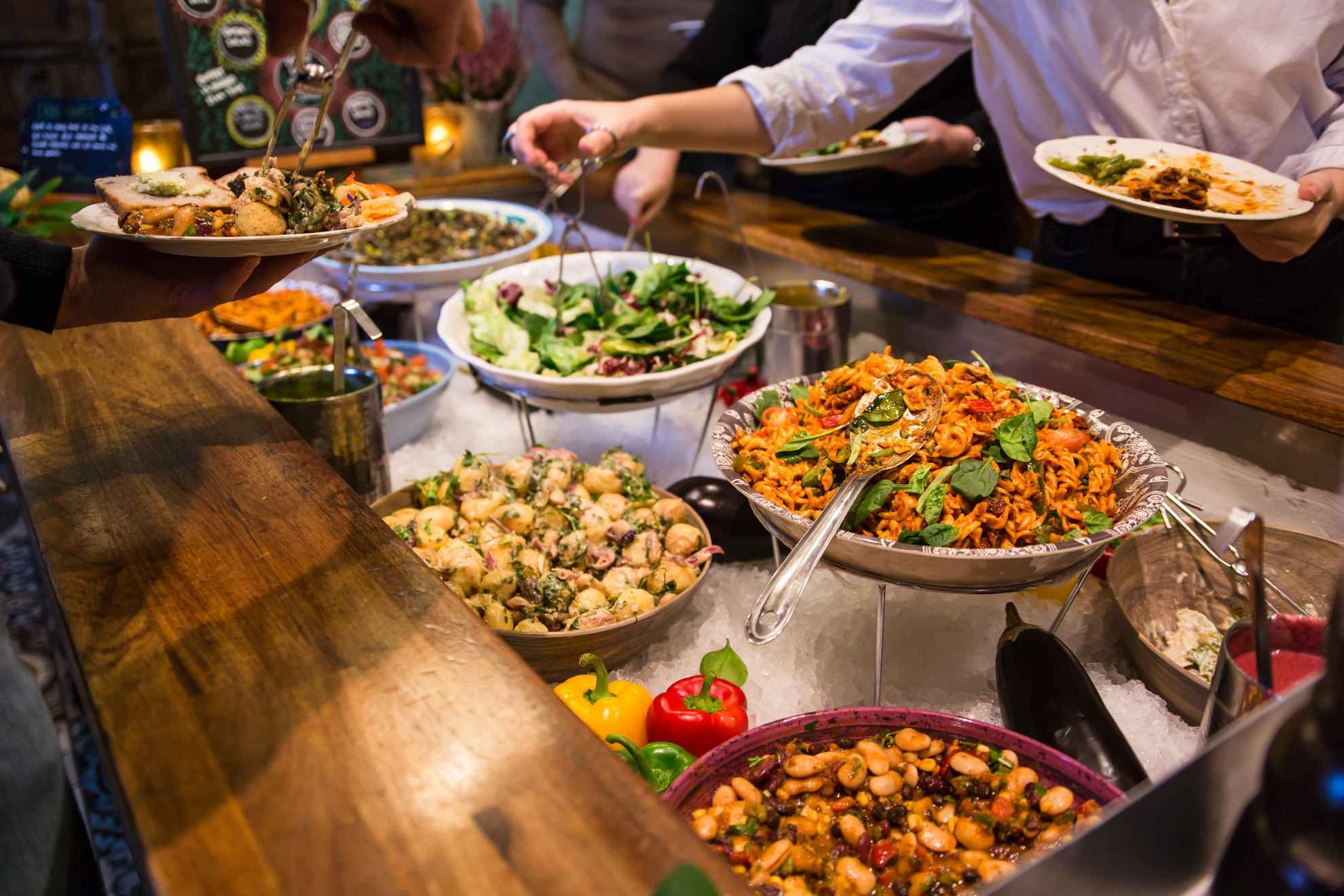 Ein Buffet im Restaurant Hermans, das hochwertige vegane Gerichte anbietet.