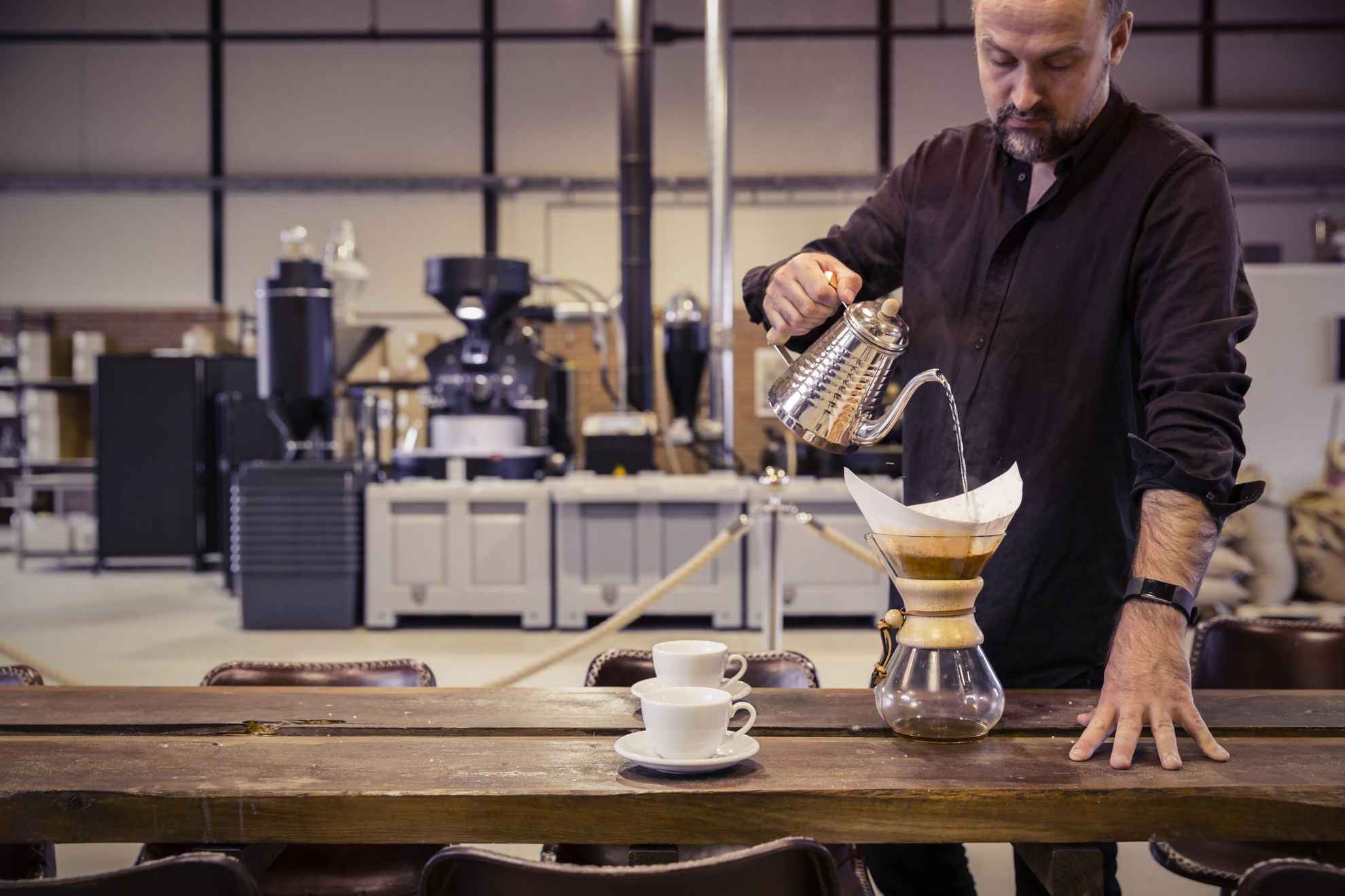 Ein Mitarbeiter des Lilla Kafferosteriet in Malmö brüht frischen Kaffee auf.