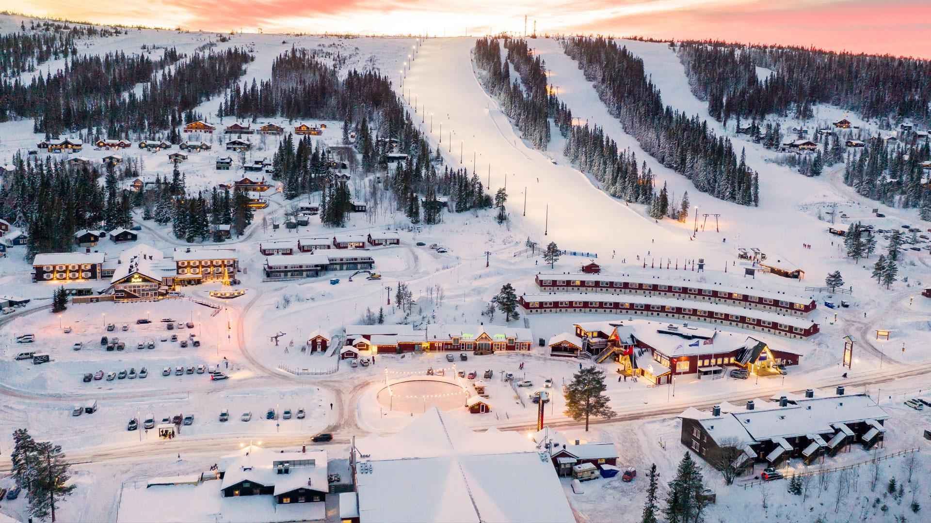 Eine Luftaufnahme eines Skigebiets im Winter.