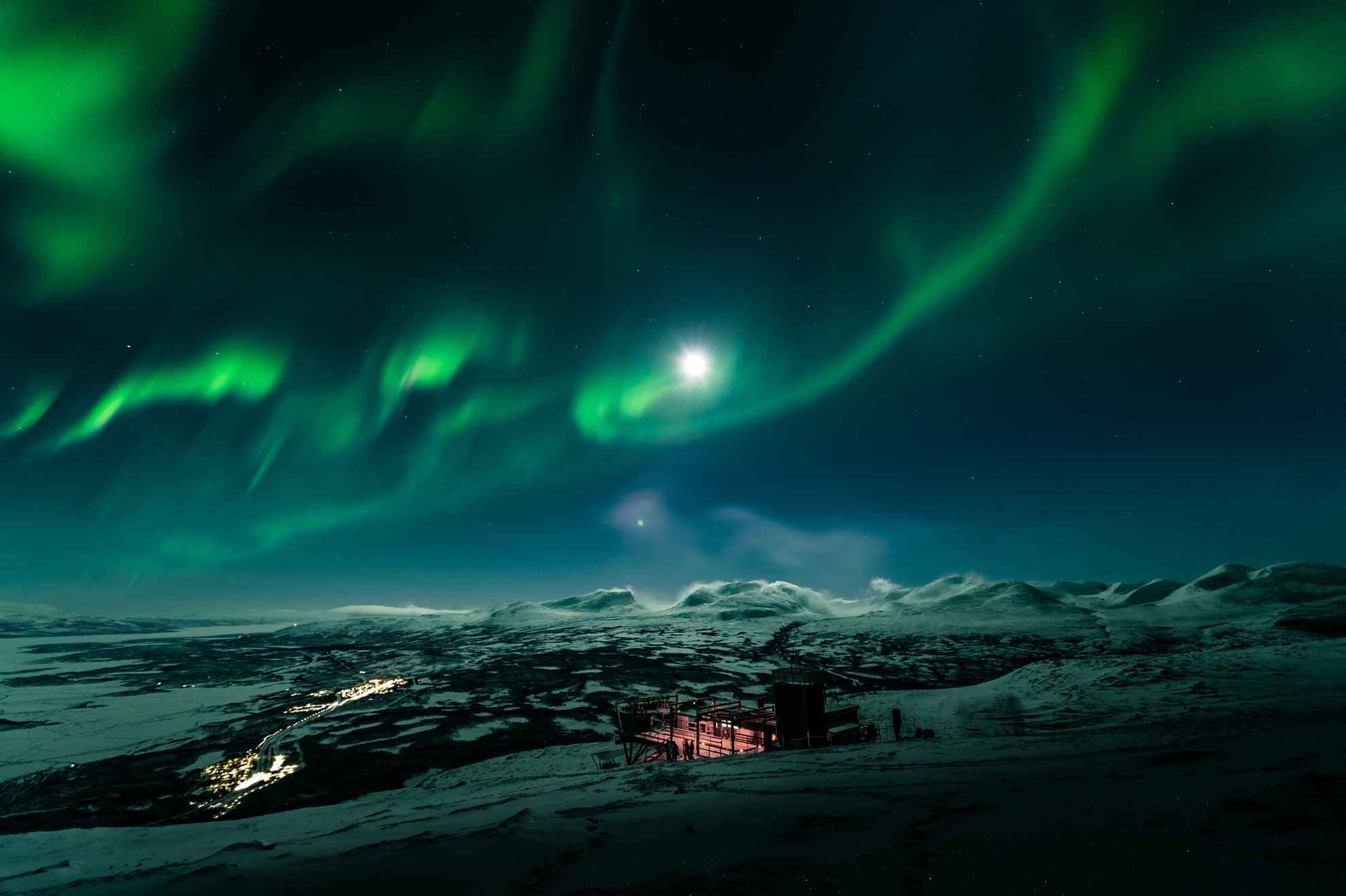 Nordlichter tanzen am Himmel über der Aurora Sky Station auf dem Berg Nuolja in Abisko, Schwedisch Lappland.