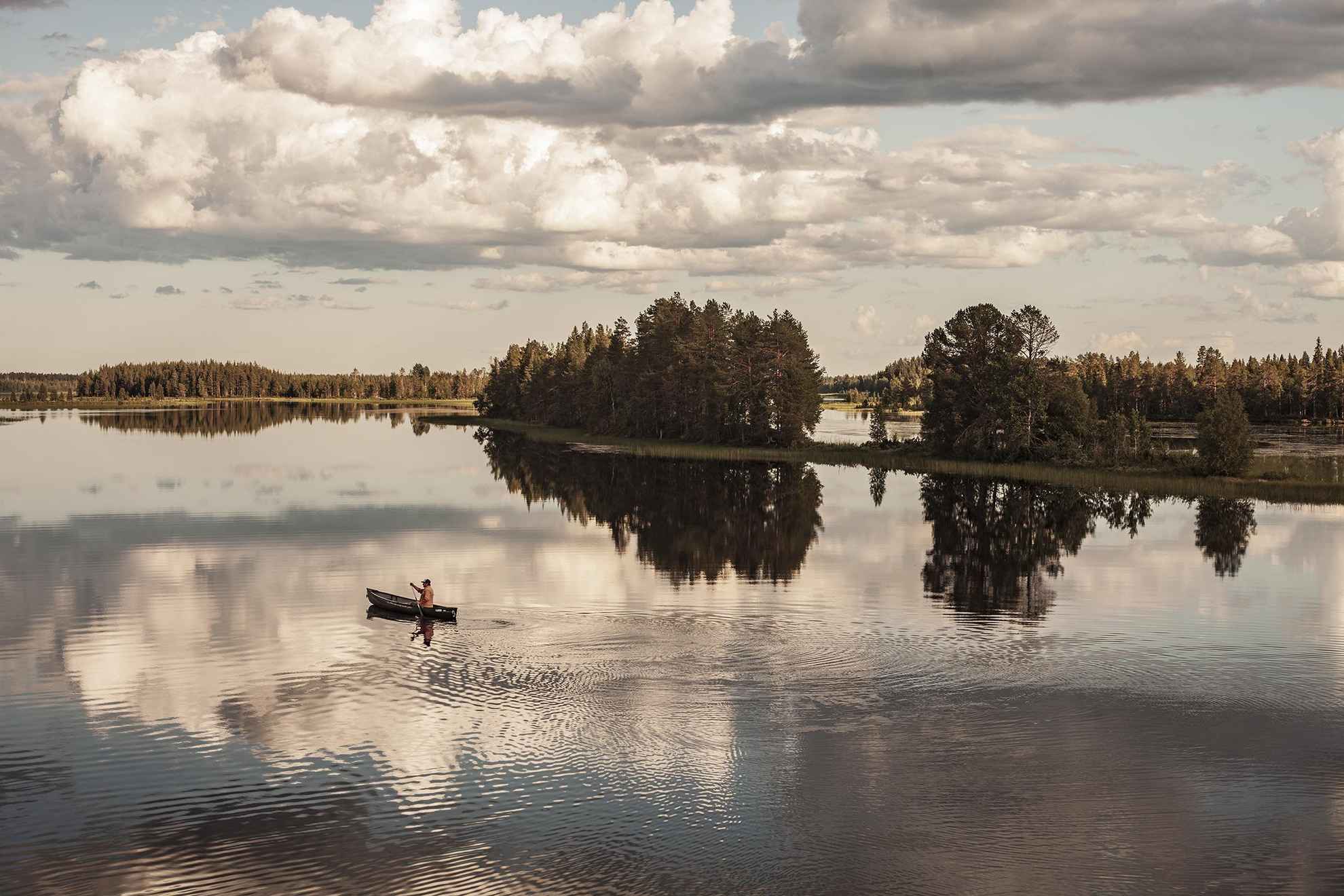 Kanufahren auf dem Fluss Juktån in Schwedisch Lappland.