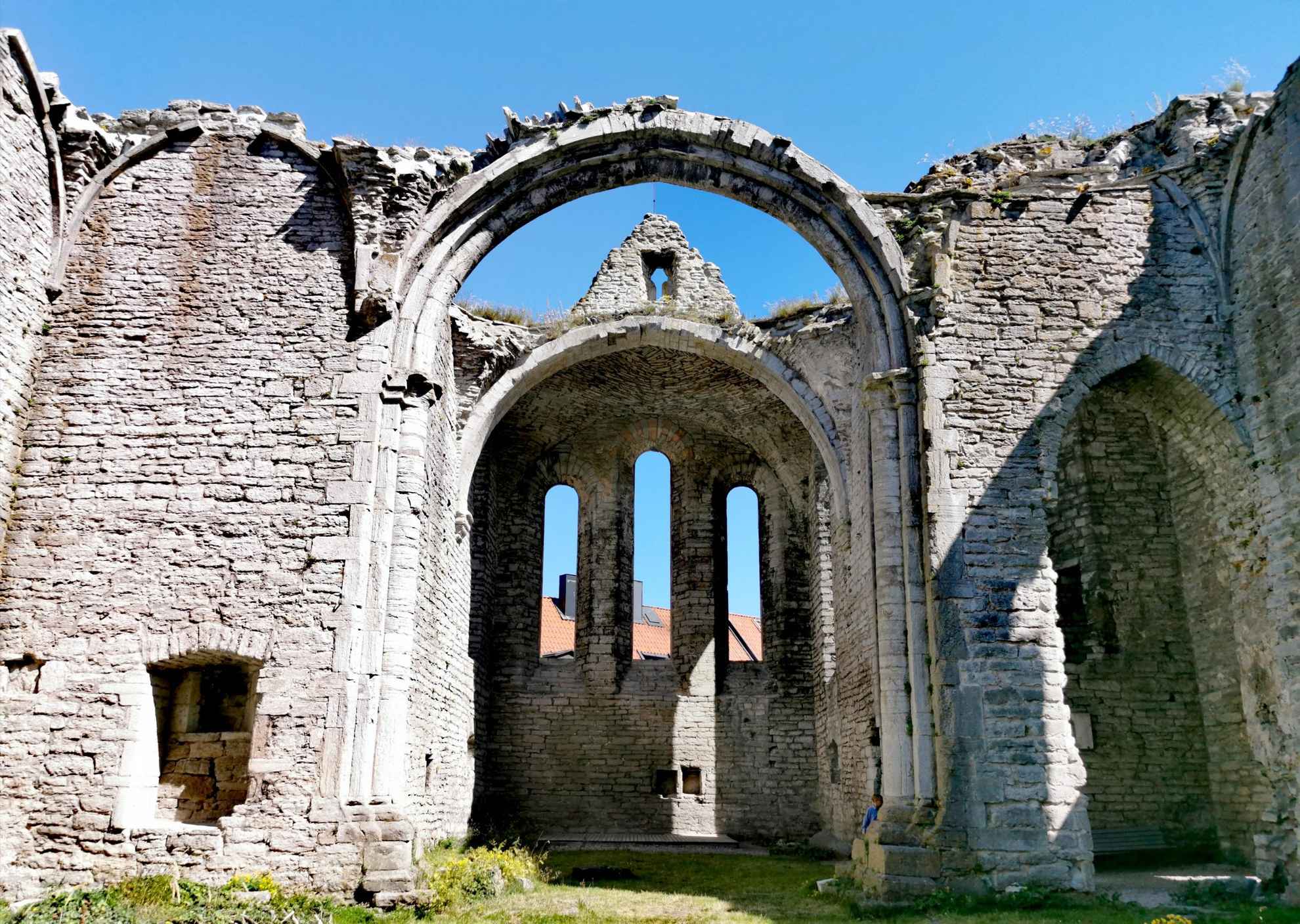 Eine Alte Kirchen Ruine während des Sommers.