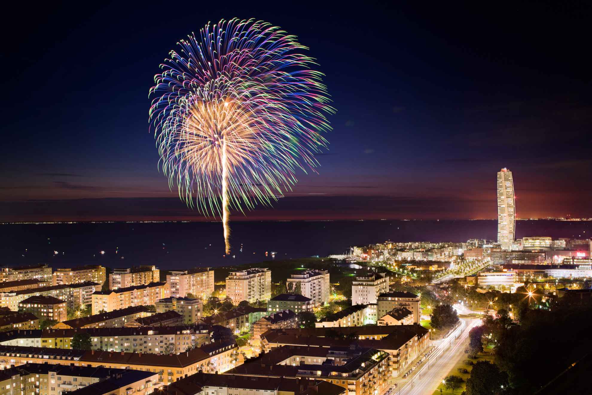 Ein Feuerwerk über Malmö.Click to apply