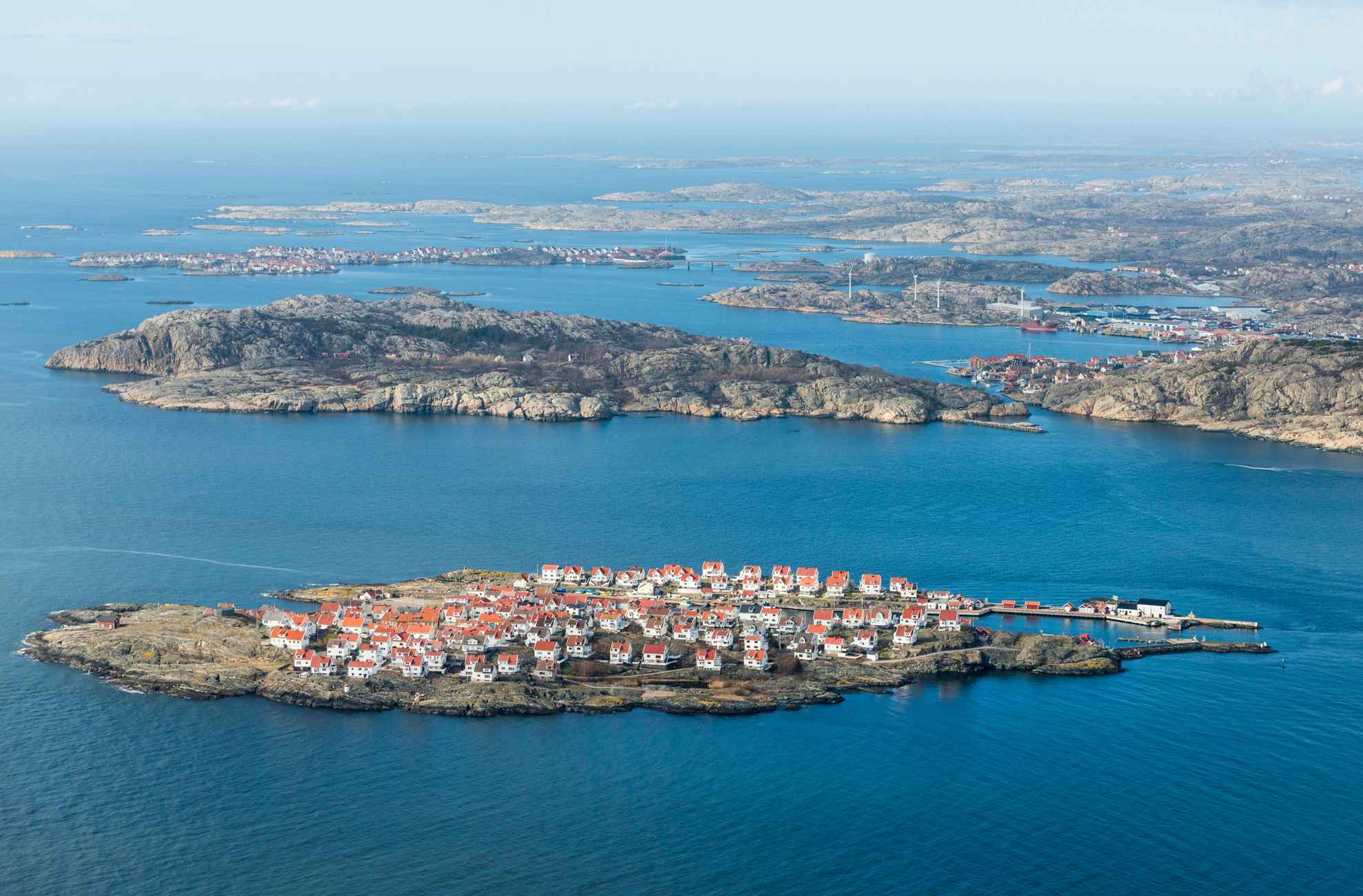 Luftaufnahme der Insel Åstol in Bohuslän. Die Insel ist voll mit weißen Häusern.