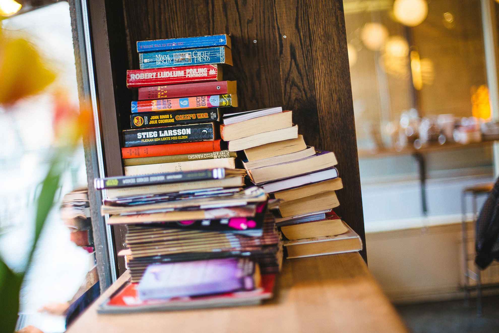 Bücher im Café Kaffebar, Stockholm