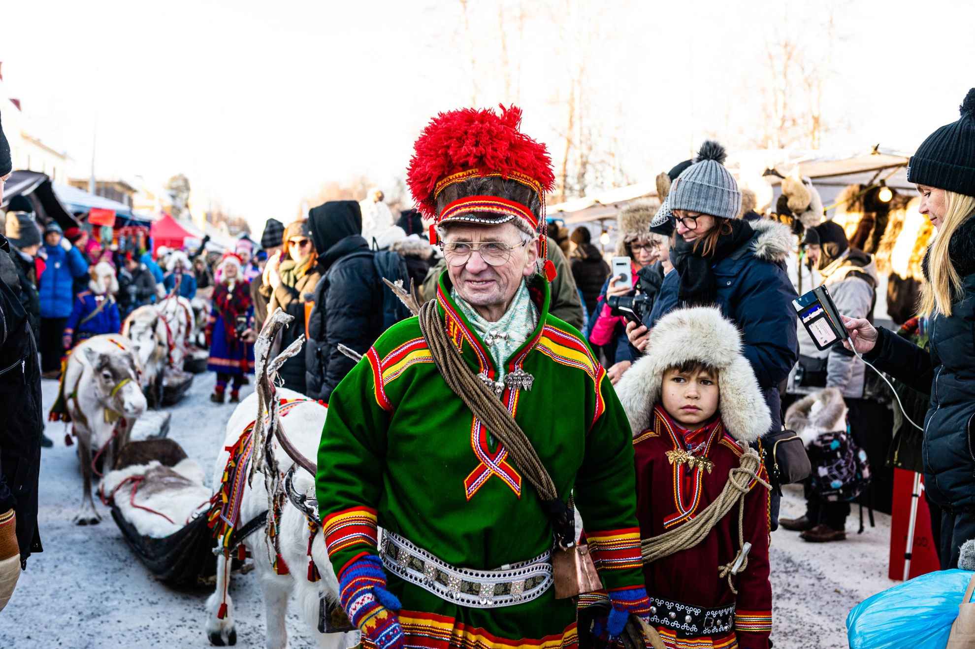 Per Kuhmunen trägt traditionelle samische Kleidung auf dem Wintermarkt von Jokkmokk.
