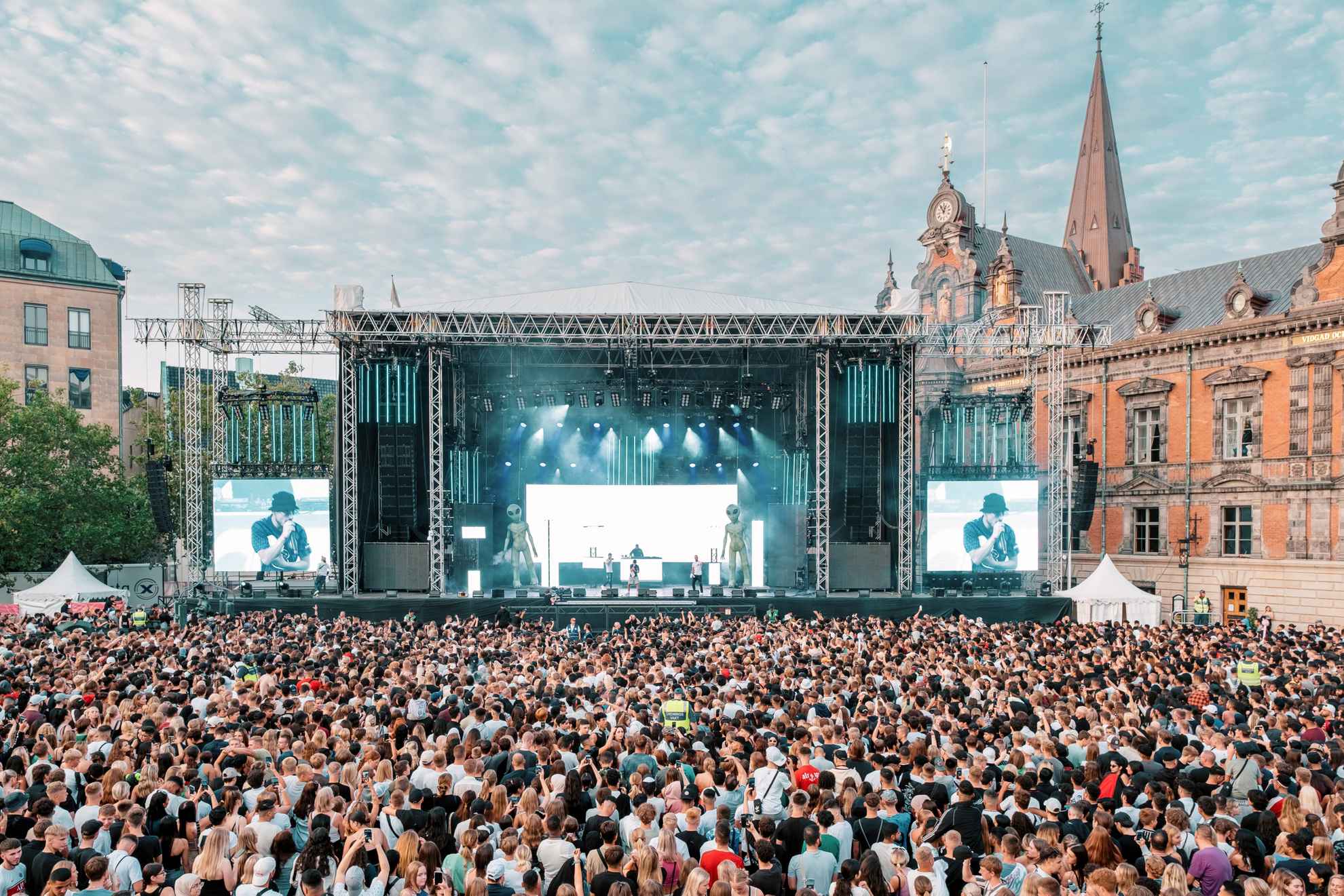 Eine große Menschenmenge genießt die Musik vor einer Bühne auf dem Malmöfestivalen.
