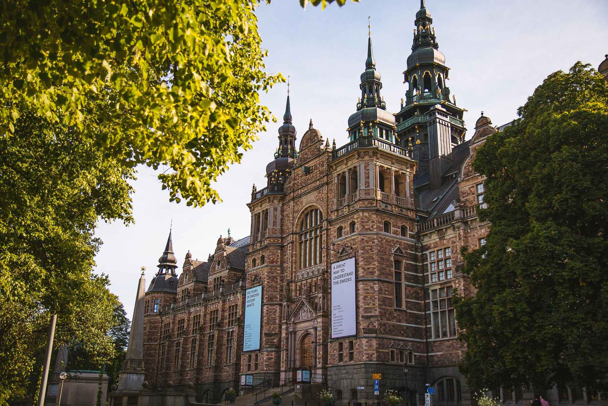 Außensicht des Nordischen Museums im neoklassischen Stil über mehrere Etagen und mit zahlreichen Türmen.