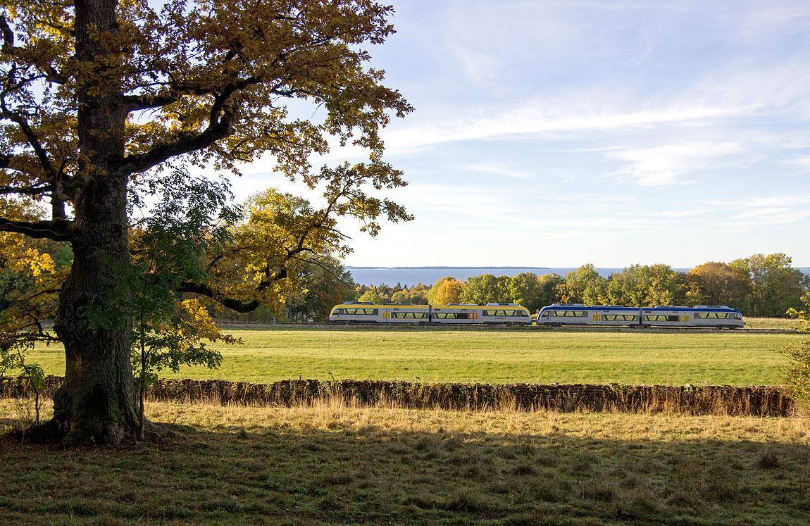 Kinnekullebanan zieht über die Herbstlandschafts Schwedens.
