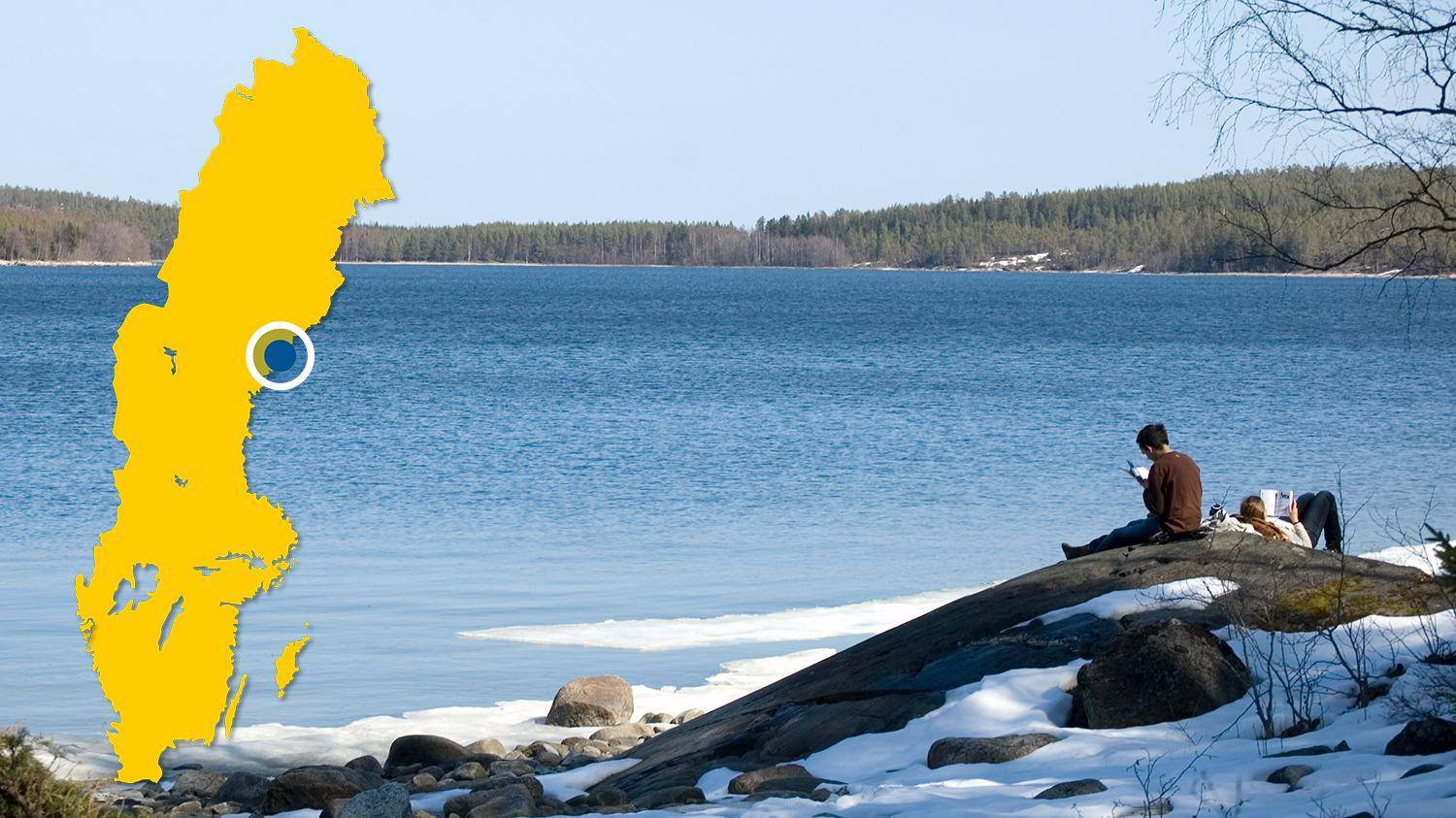 Zwei Leute sitzen auf einer Klippe in der Nähe des Wassers und lesen im Winter Bücher in der Sonne. Es gibt eine gelbe Karte von Schweden mit einem blauen Punkt, der die Lage von Bodviken markiert.